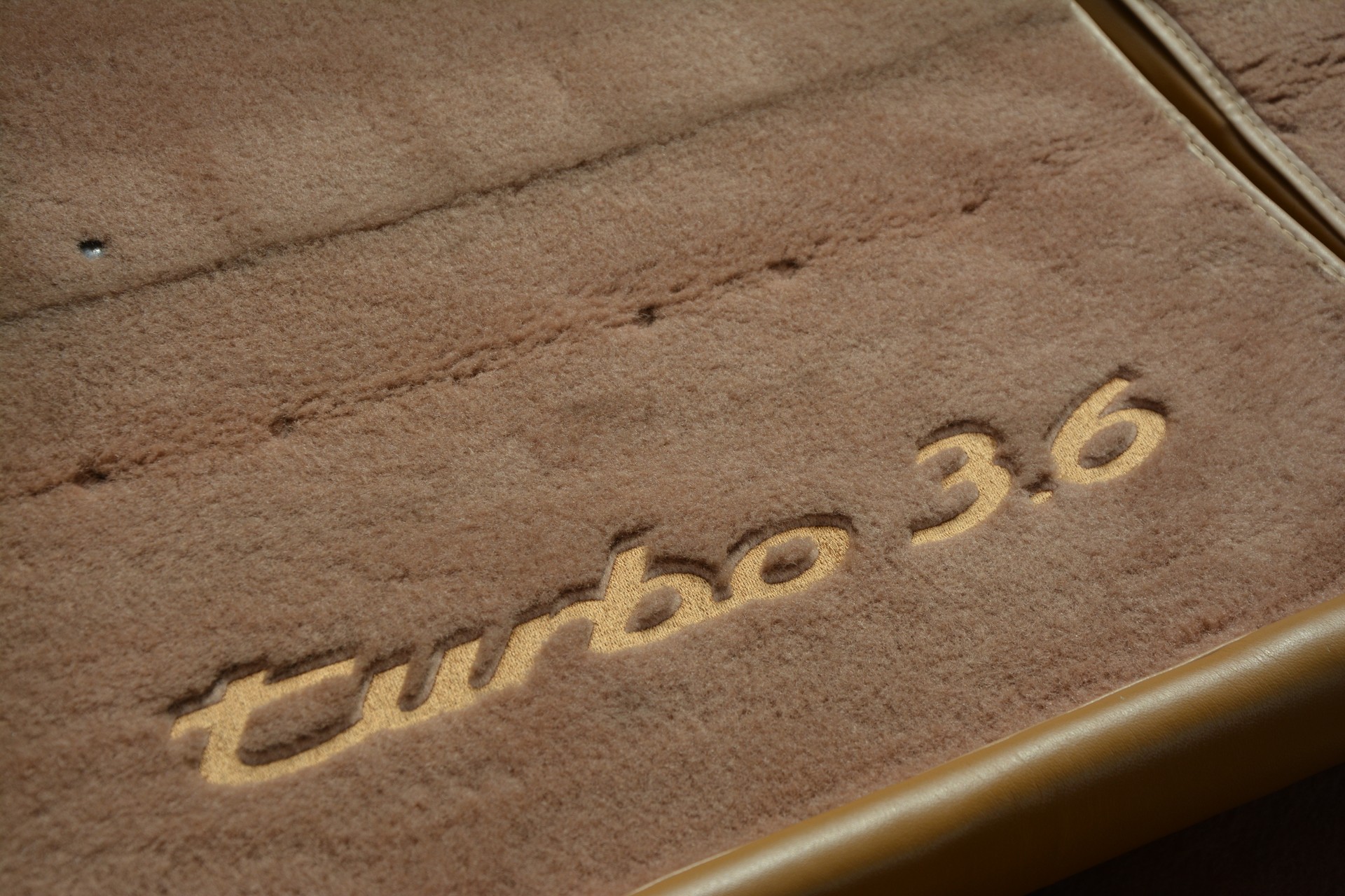 PORSCHE 911 Coupé 3.6 Turbo-image-18
