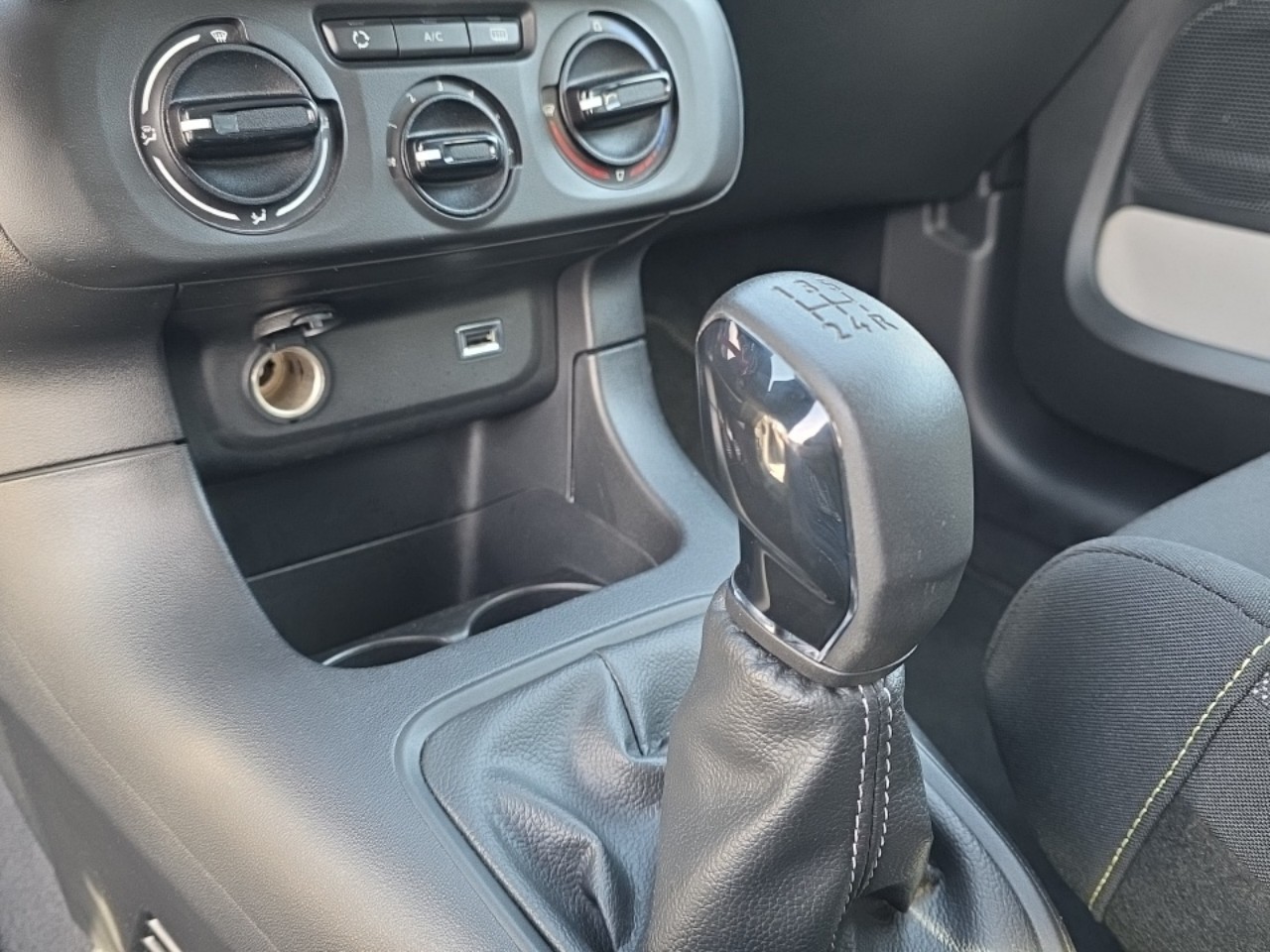 CITROEN C3 1.2i PureTech Feel-image-12