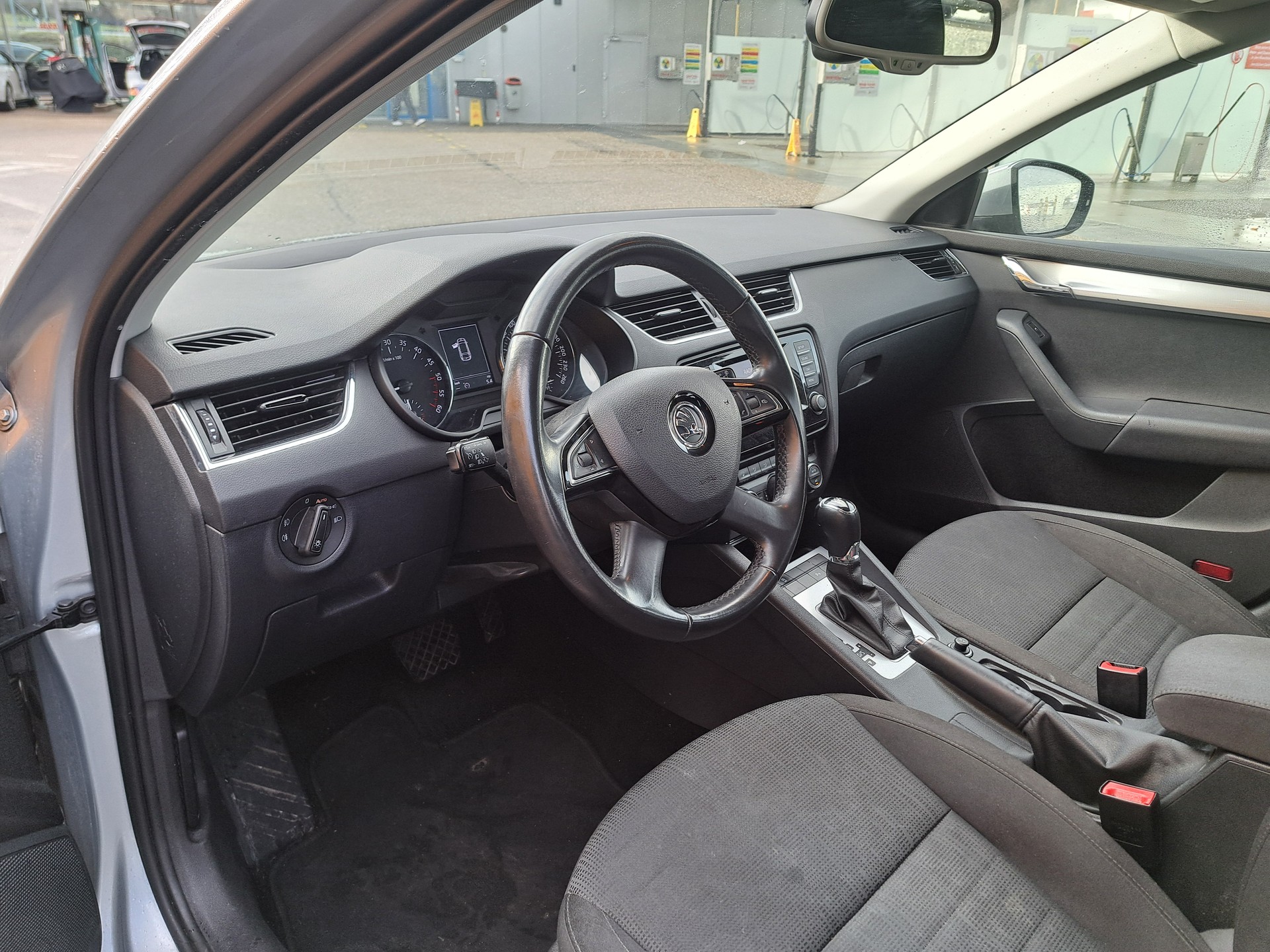 SKODA Octavia Combi 1.6 TDI Ambition DSG-image-5