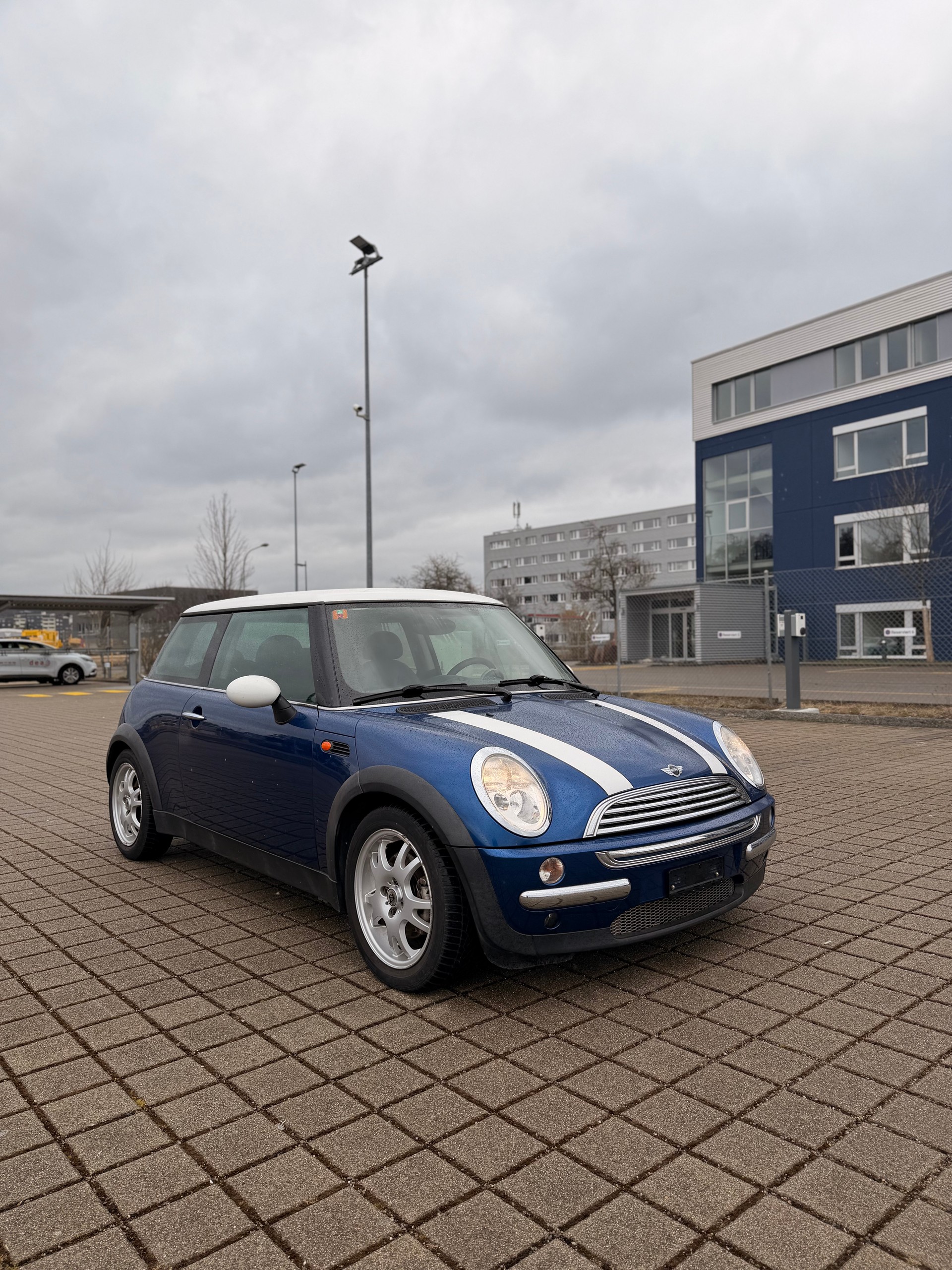 MINI Cooper-showroom-element-2