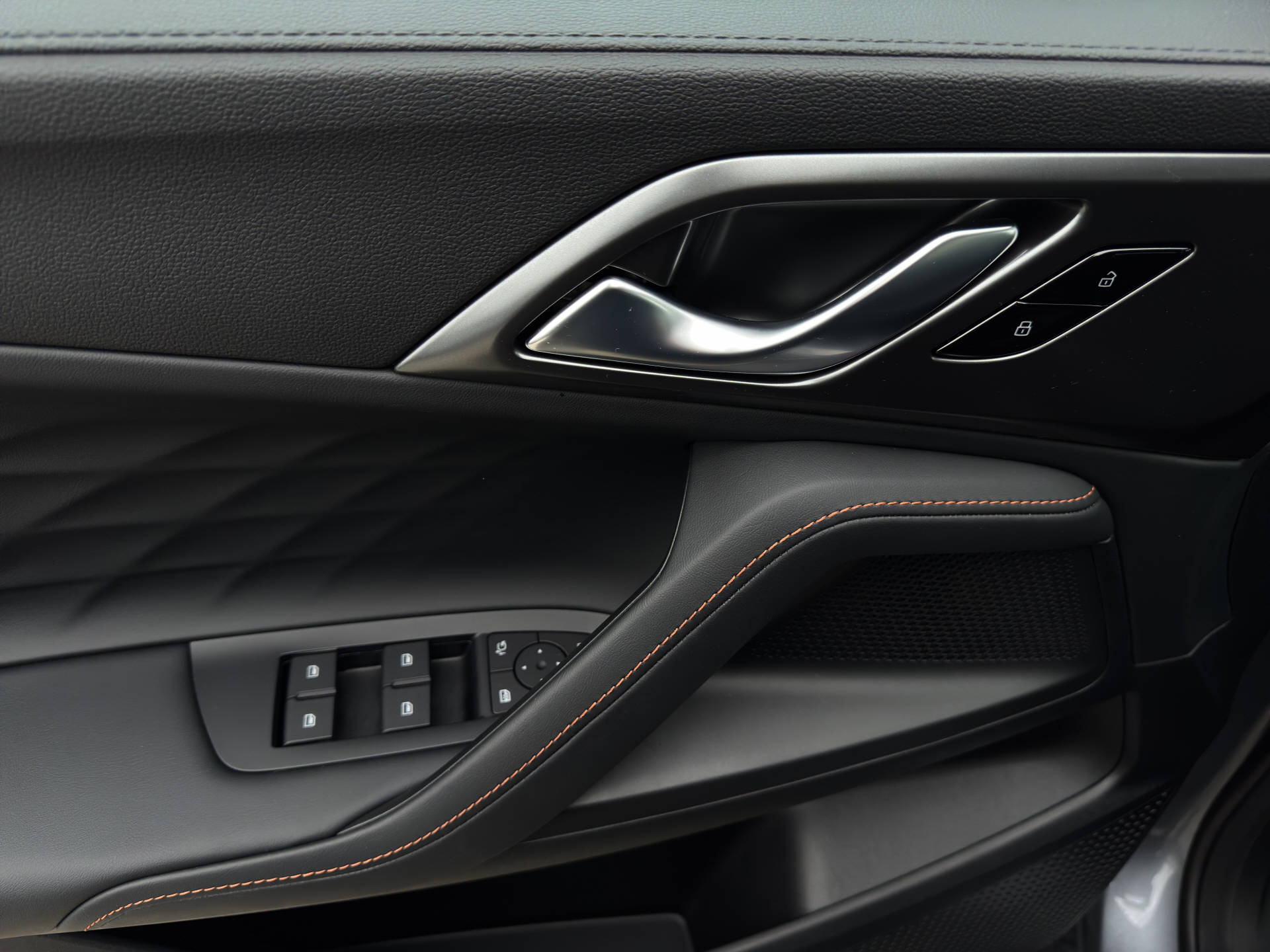 MG HS 1.5 PHEV Luxury-image-12