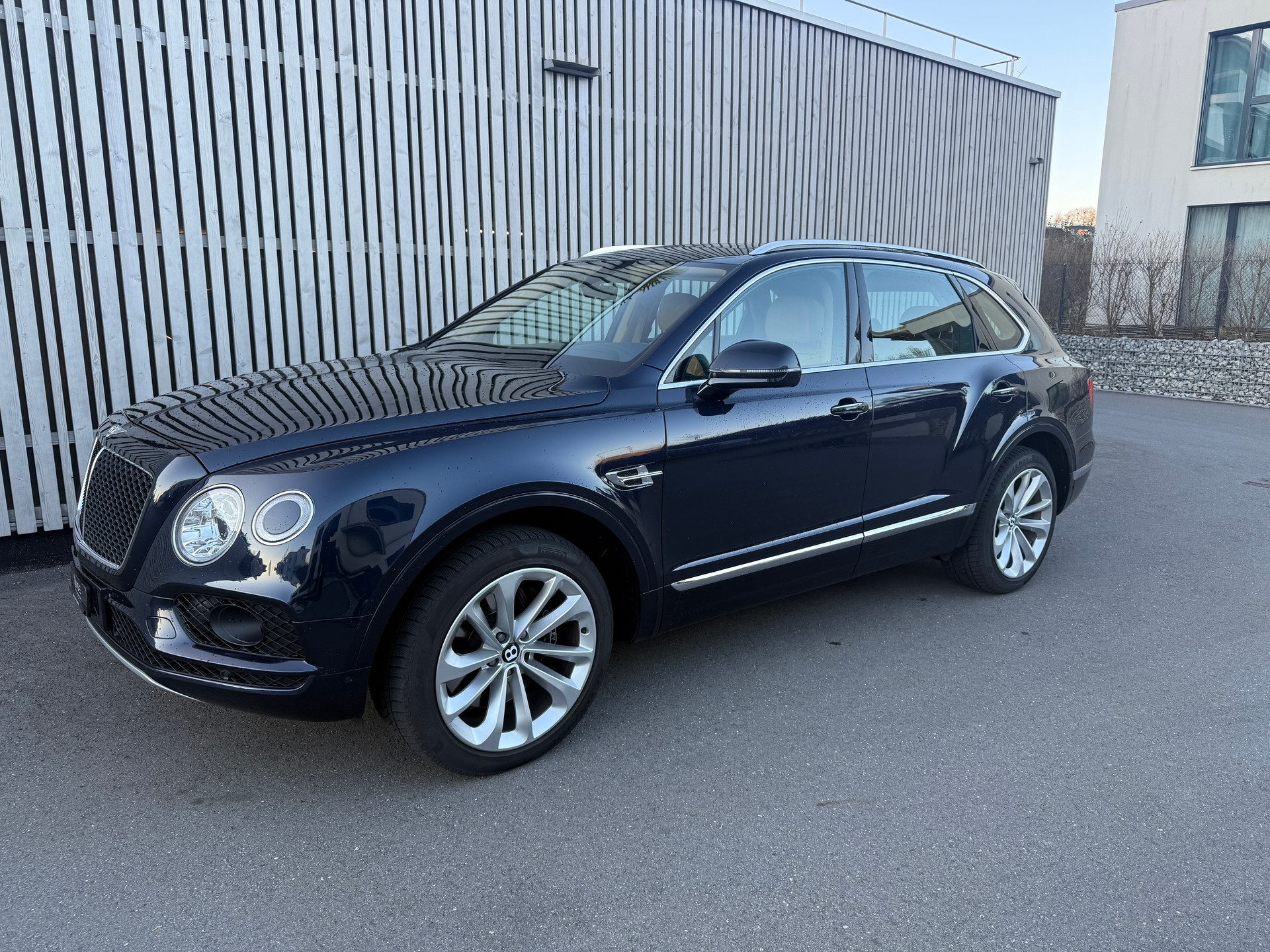 BENTLEY Bentayga V8