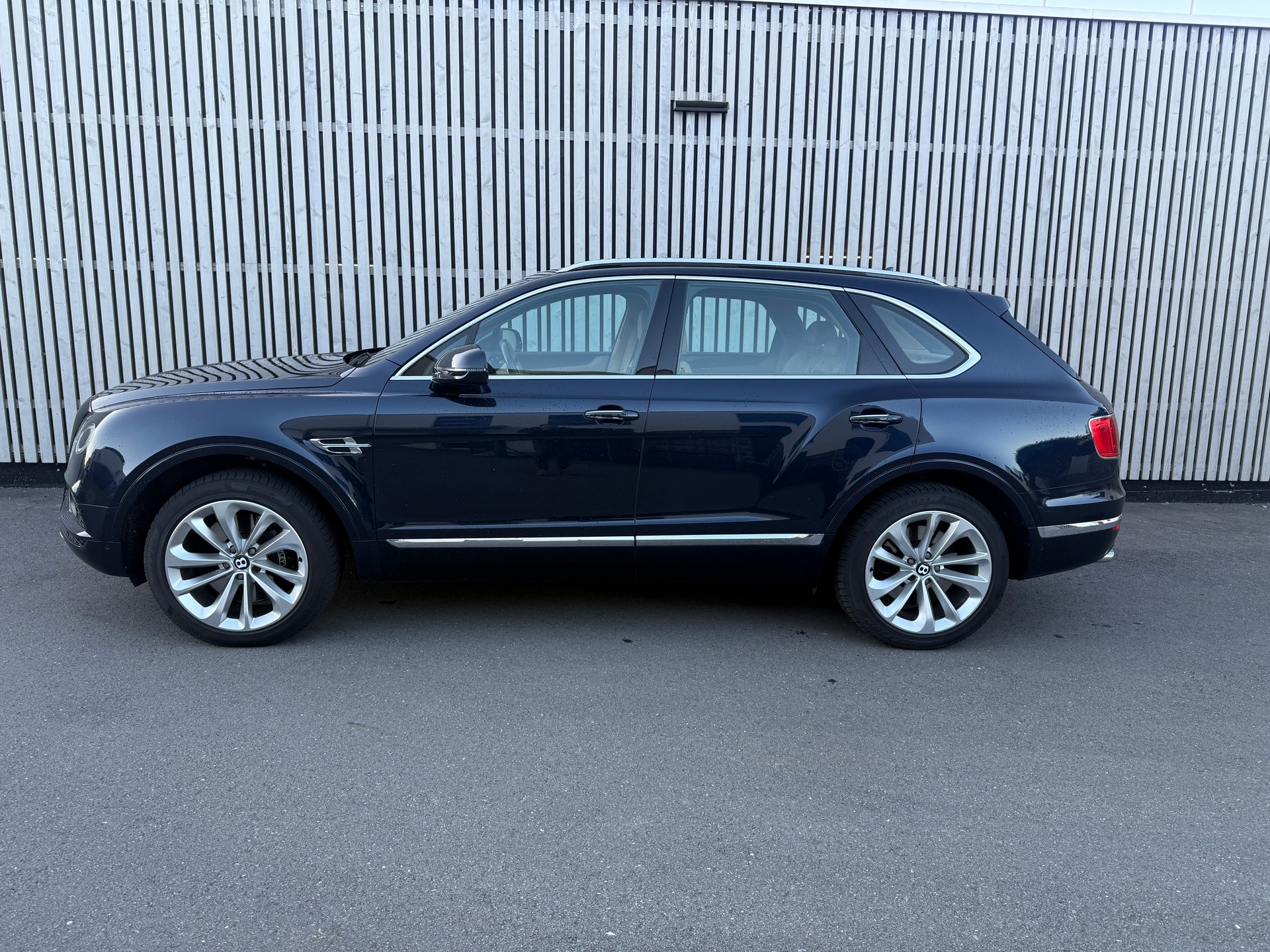 BENTLEY Bentayga V8-showroom-element-1