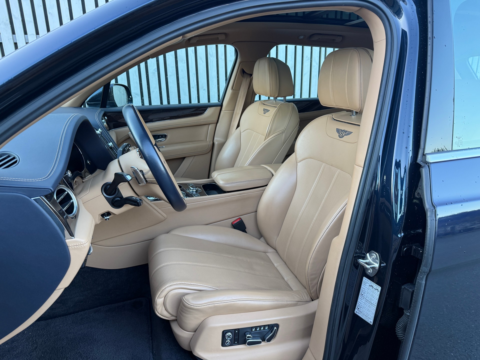 BENTLEY Bentayga V8-image-8