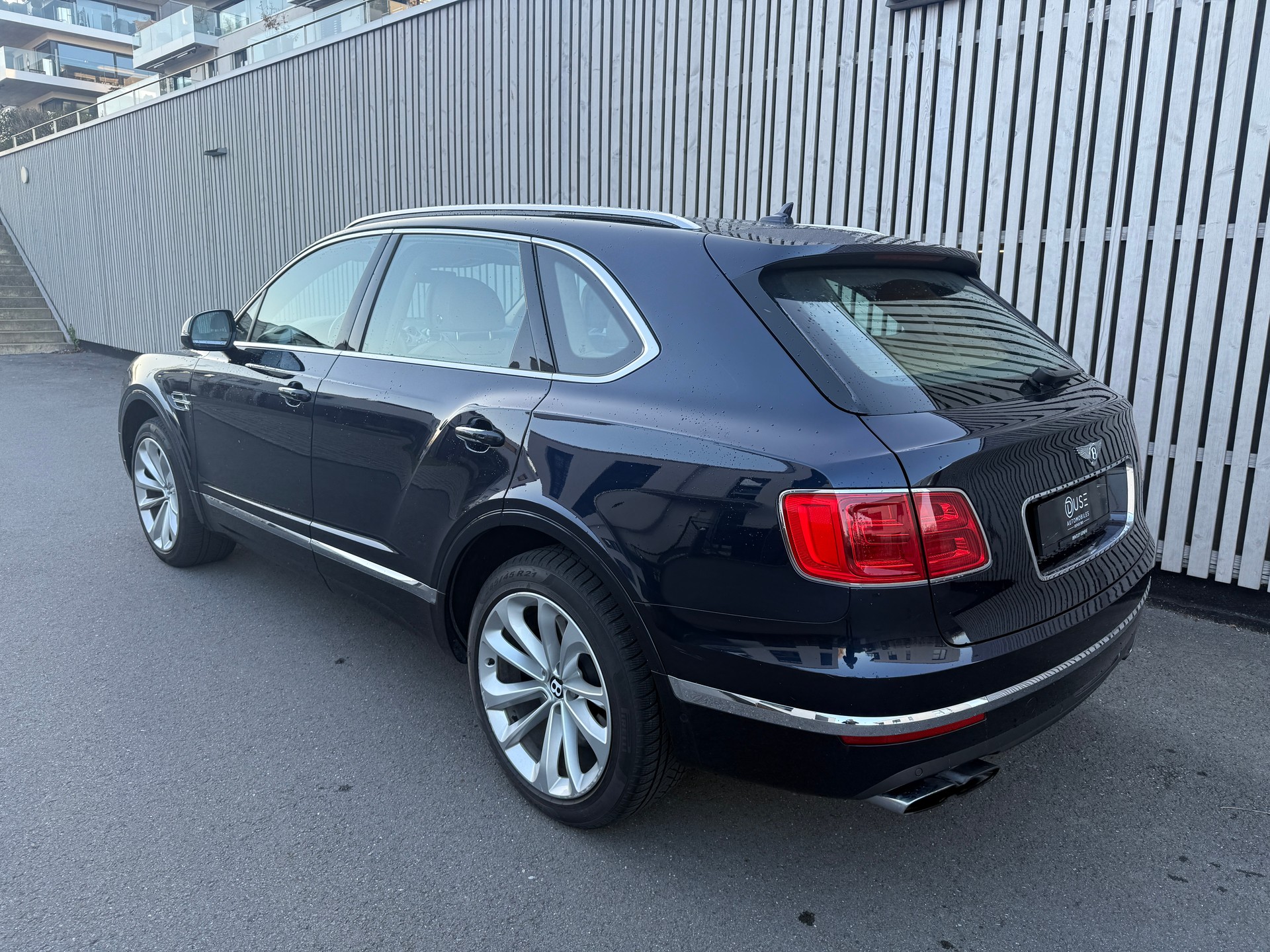 BENTLEY Bentayga V8-image-4