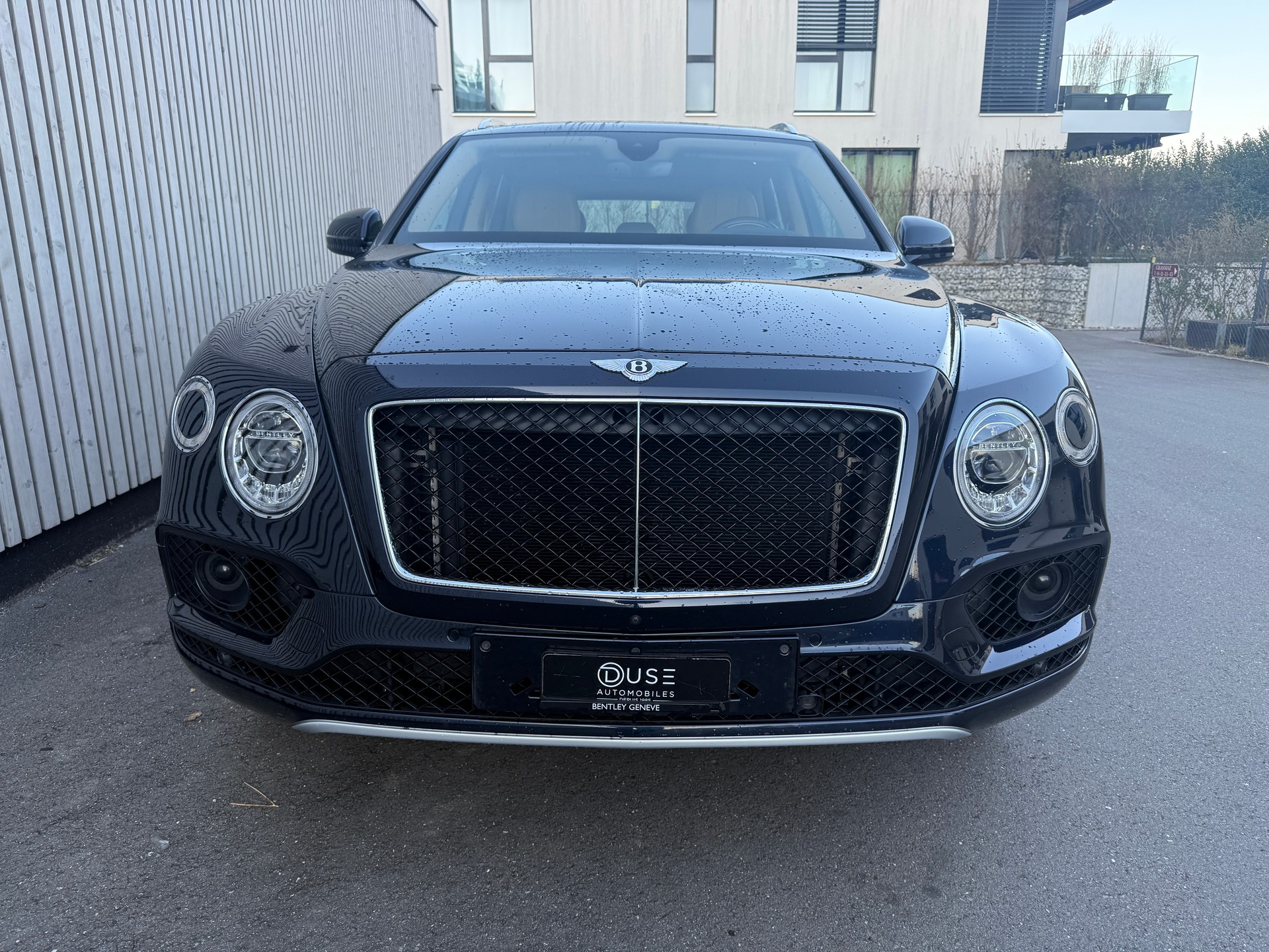 BENTLEY Bentayga V8-showroom-element-3