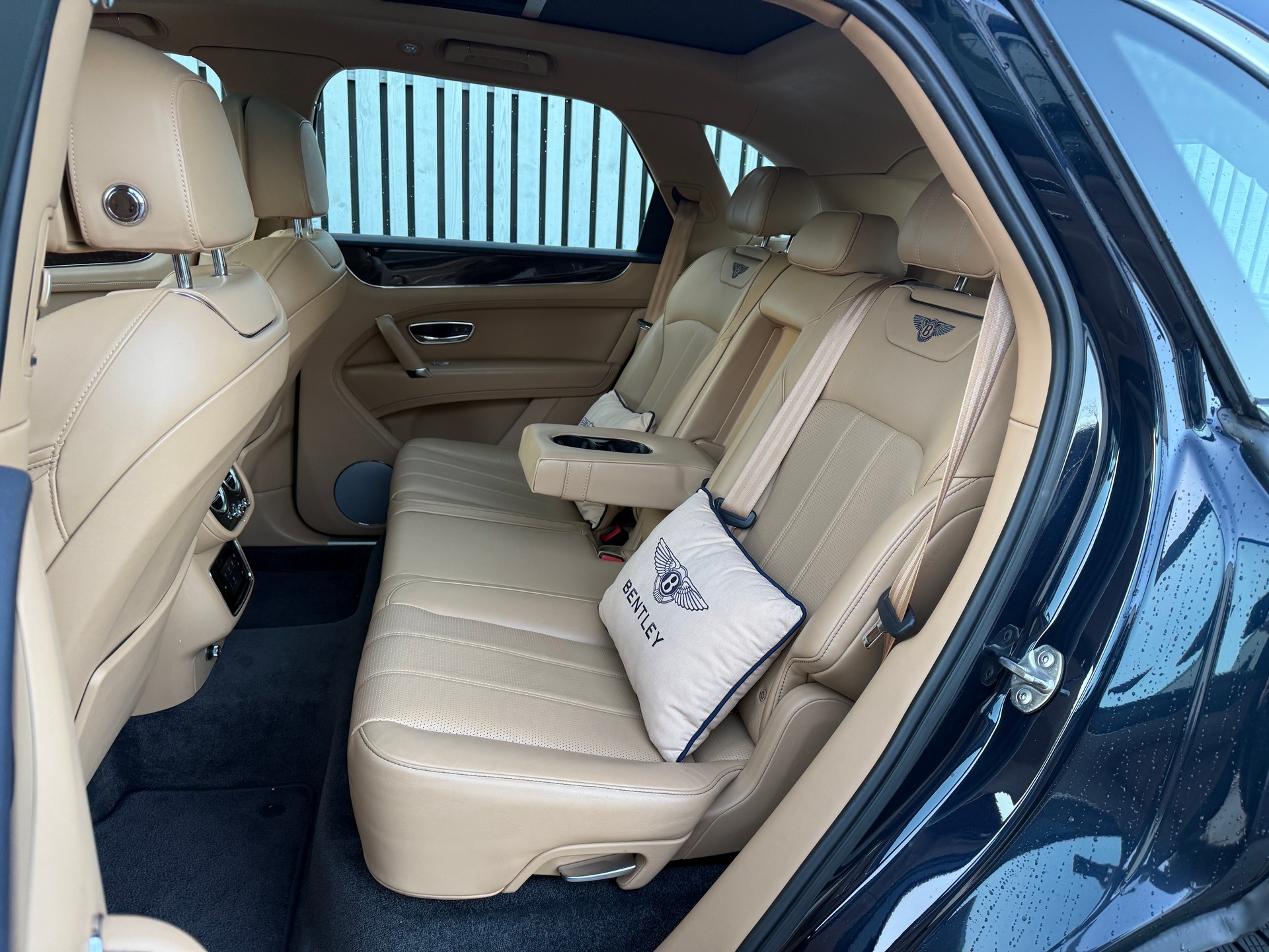 BENTLEY Bentayga V8-image-10