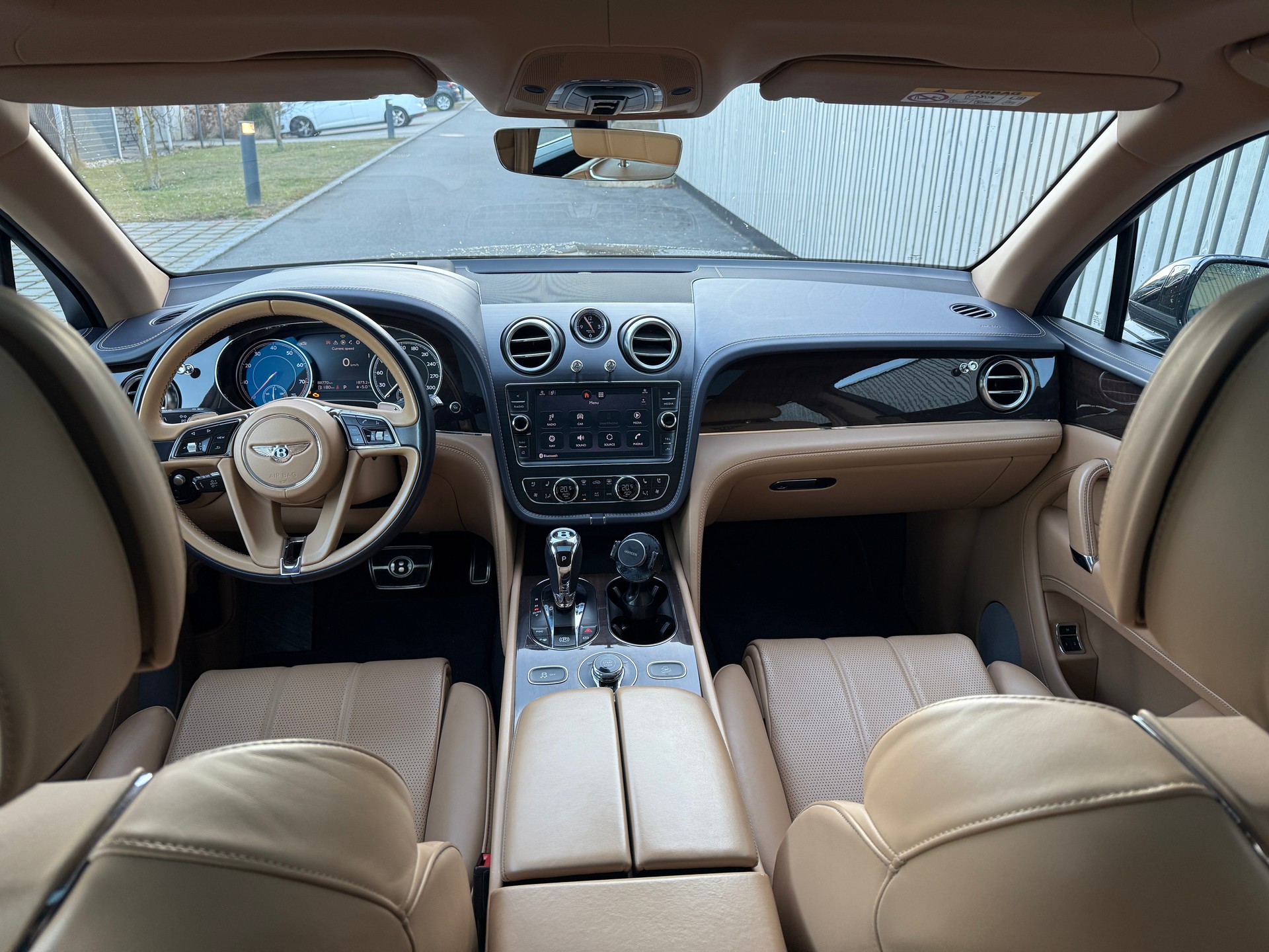 BENTLEY Bentayga V8-image-11