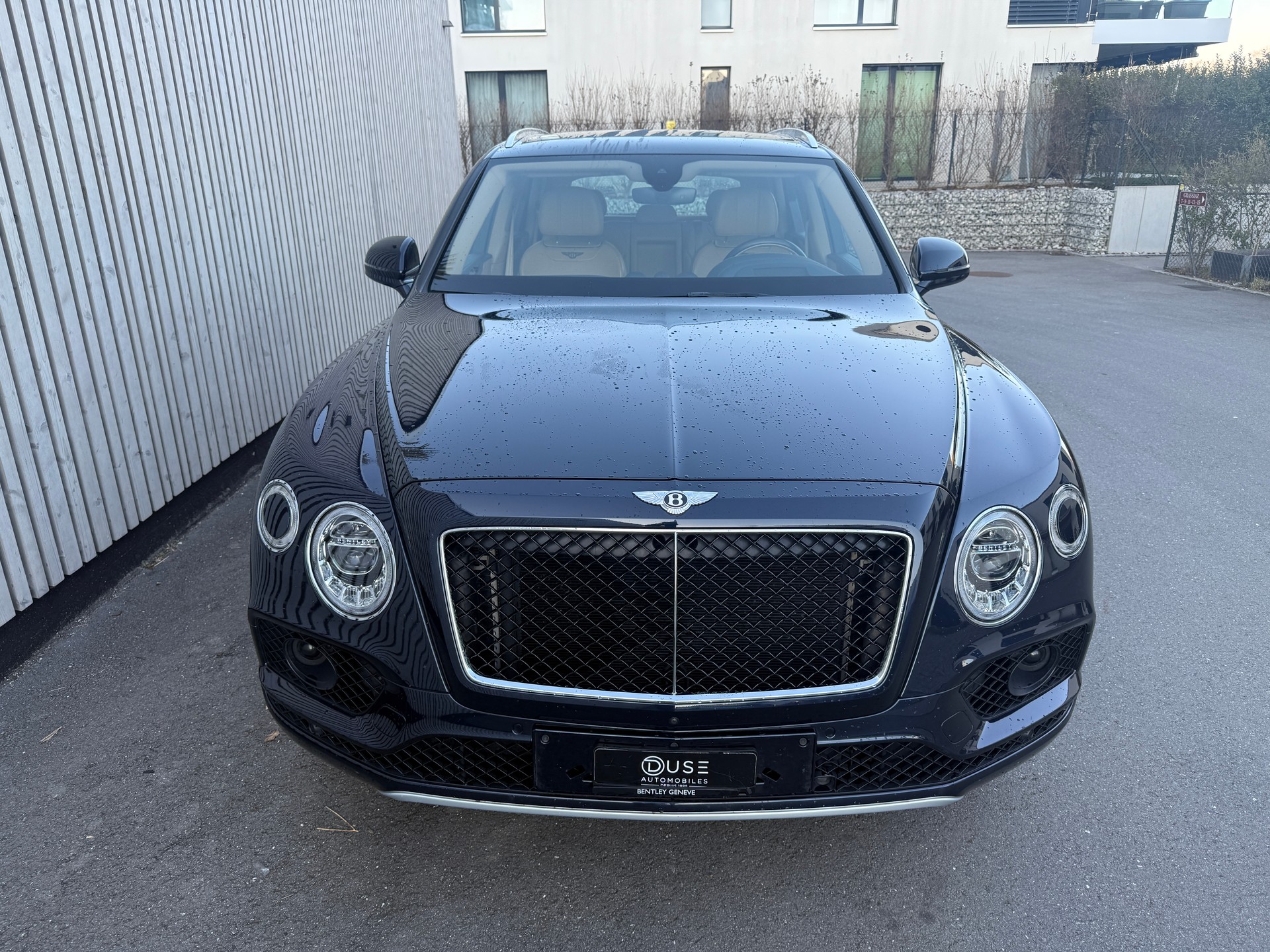 BENTLEY Bentayga V8-showroom-element-2