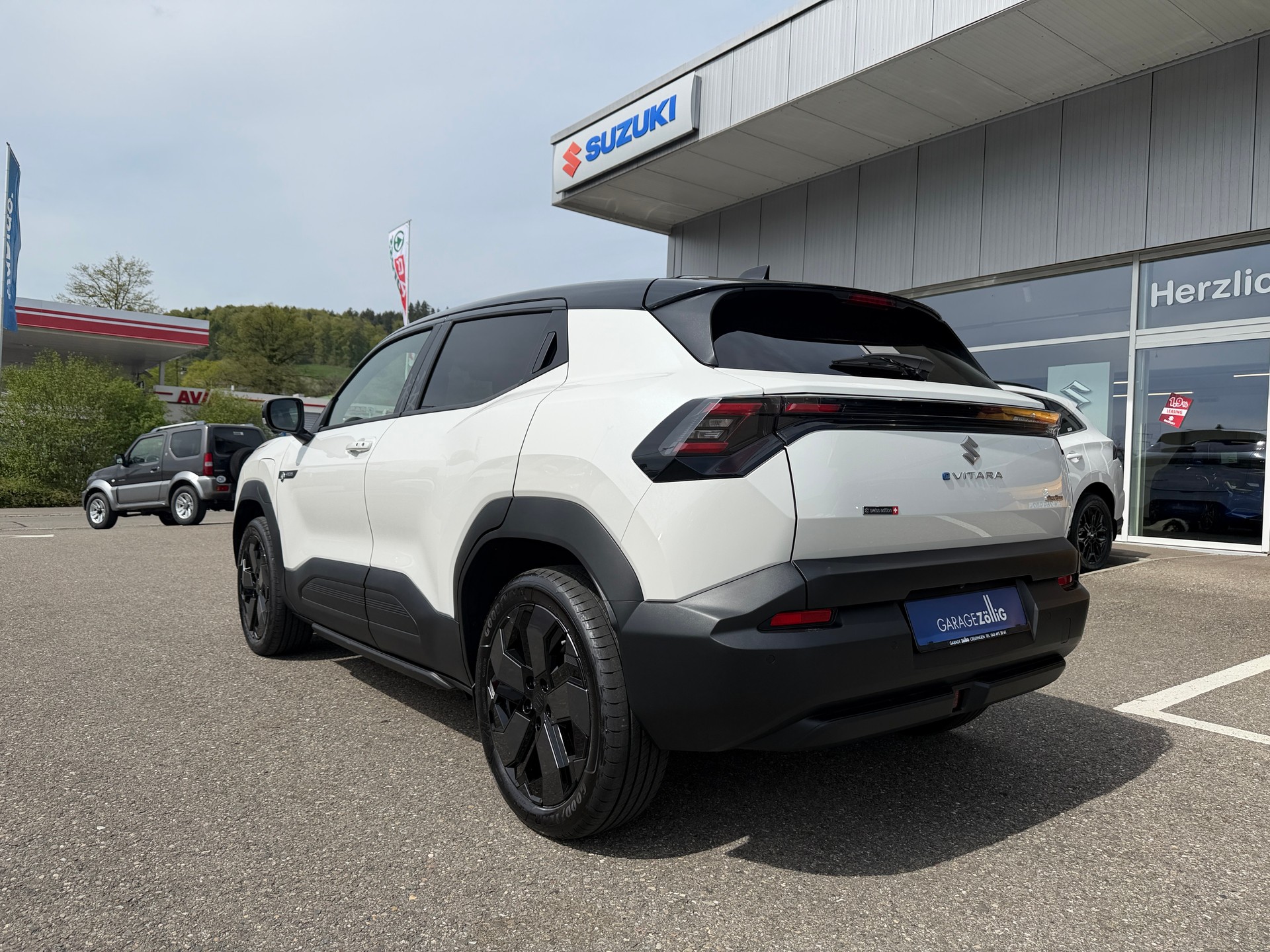 SUZUKI e-Vitara 61kWh Sakura Top 4x4-showroom-element-3