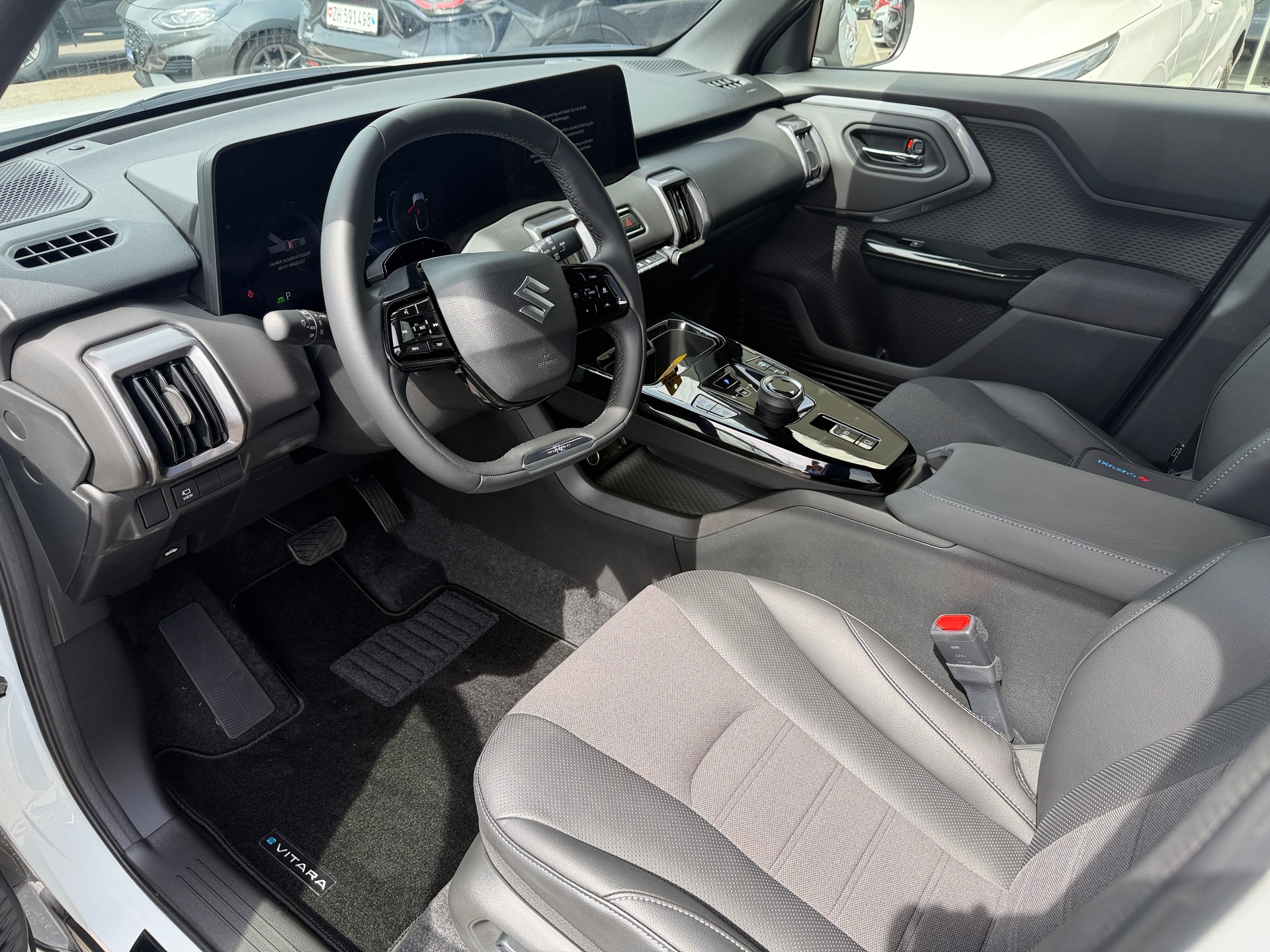 SUZUKI e-Vitara 61kWh Sakura Top 4x4-image-6