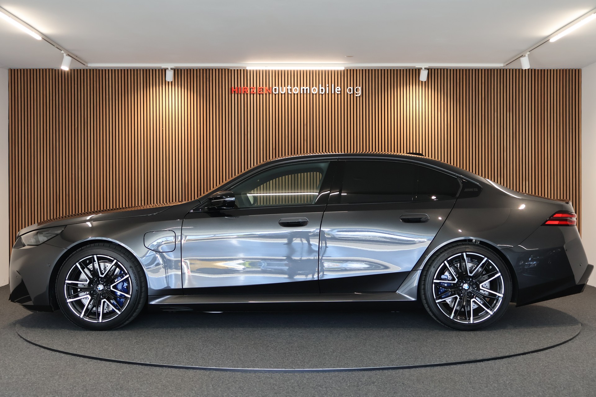 BMW M5 xDrive-showroom-element-1