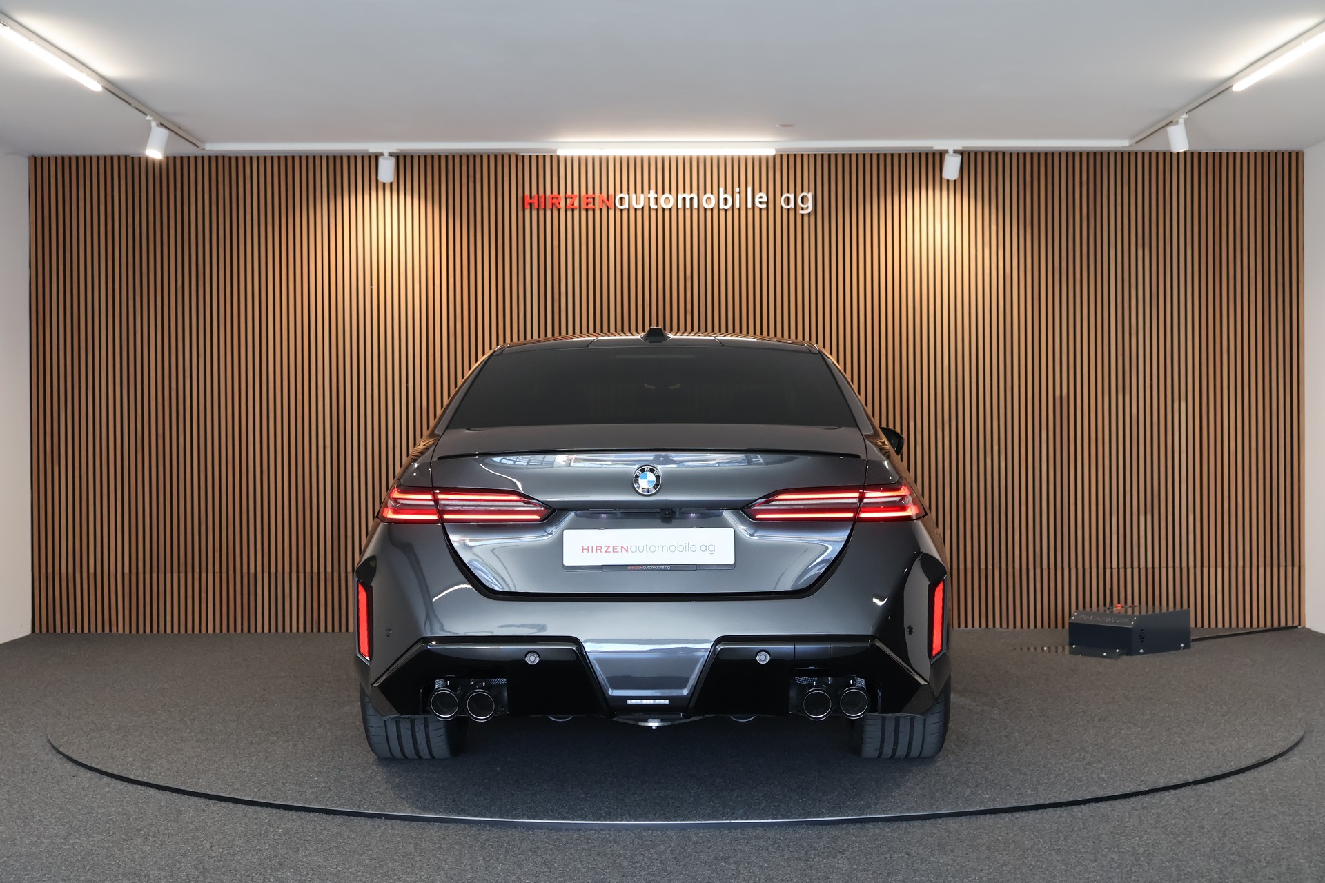 BMW M5 xDrive-showroom-element-3