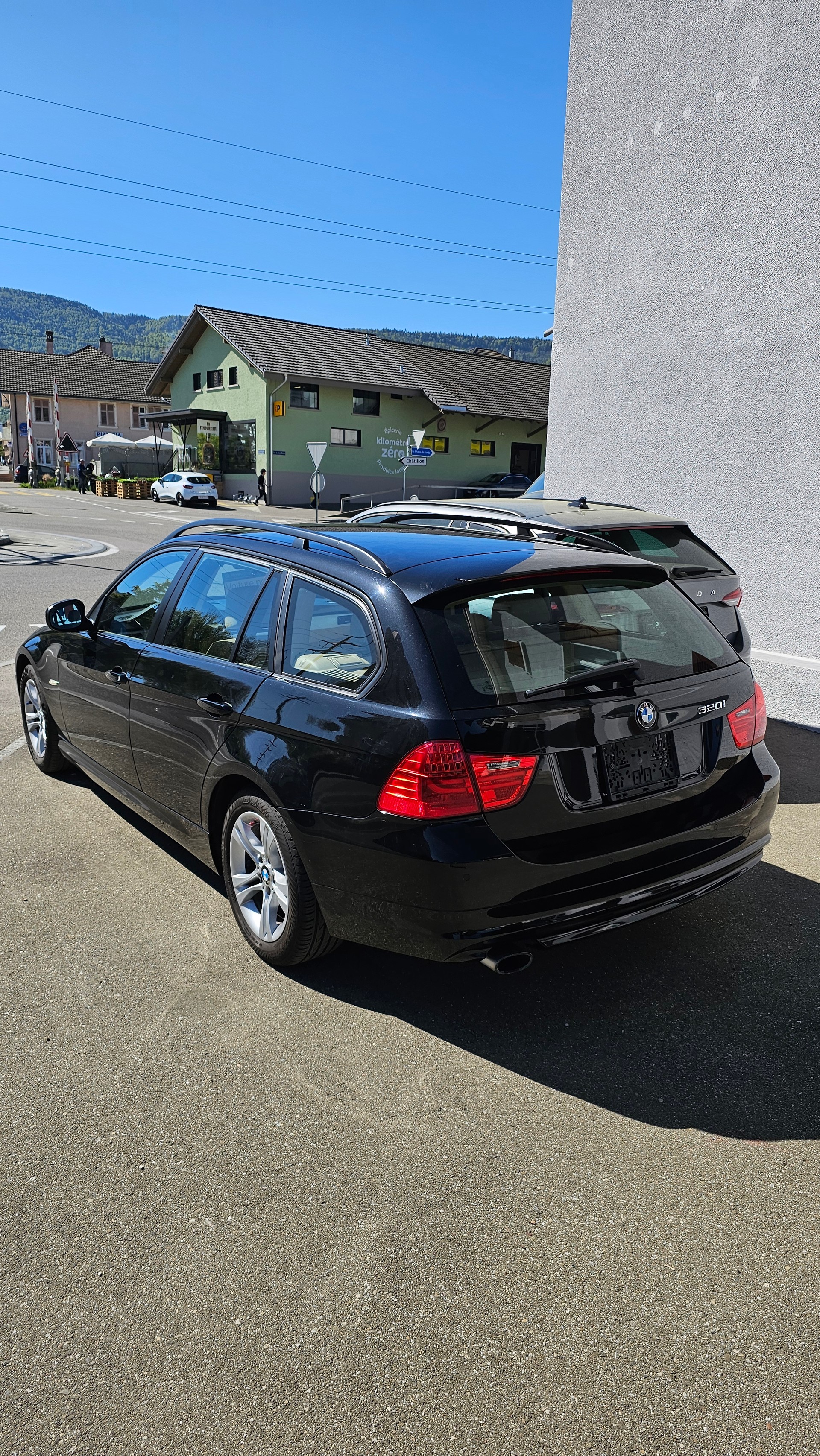 BMW 320i Touring-image-1