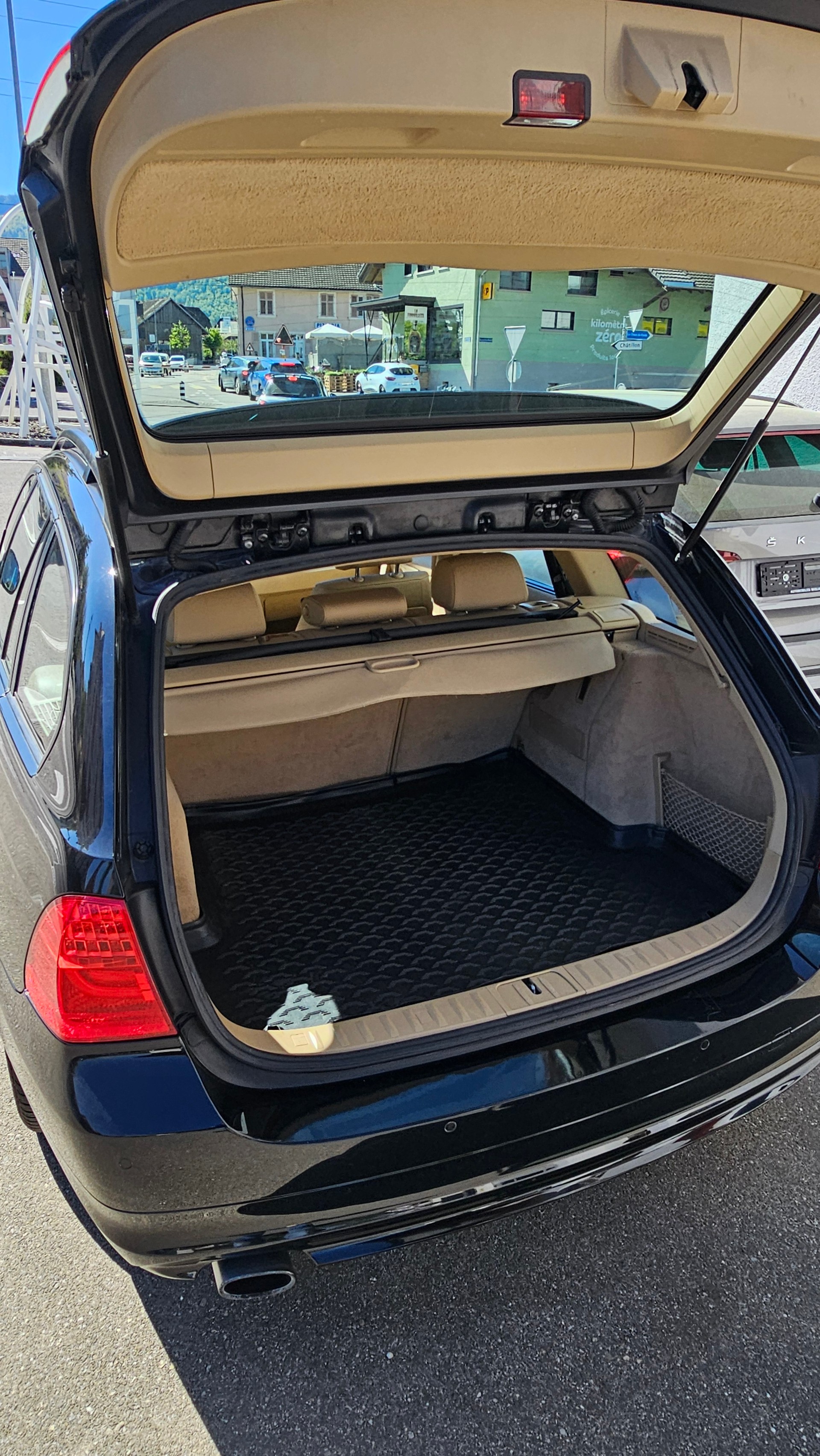 BMW 320i Touring-image-3