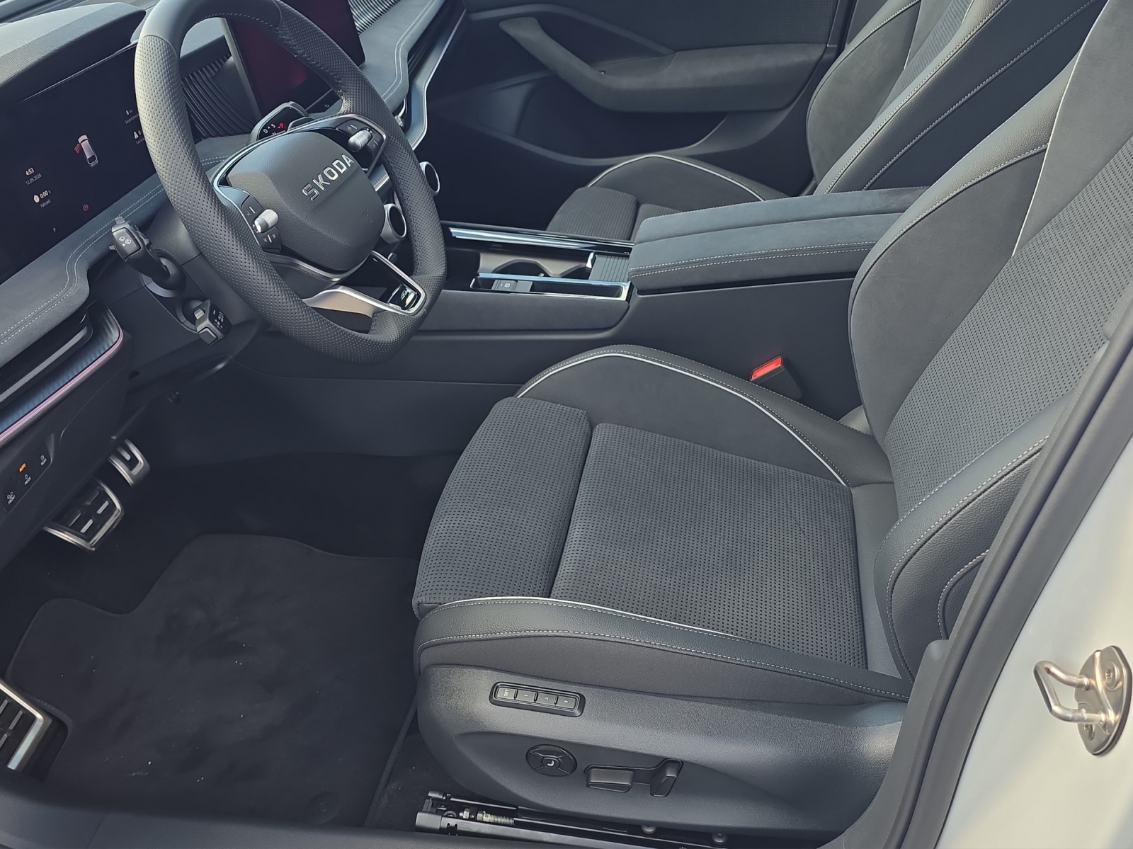 SKODA Superb Combi 1.5 TSI PHEV Sportline DSG-showroom-element-3