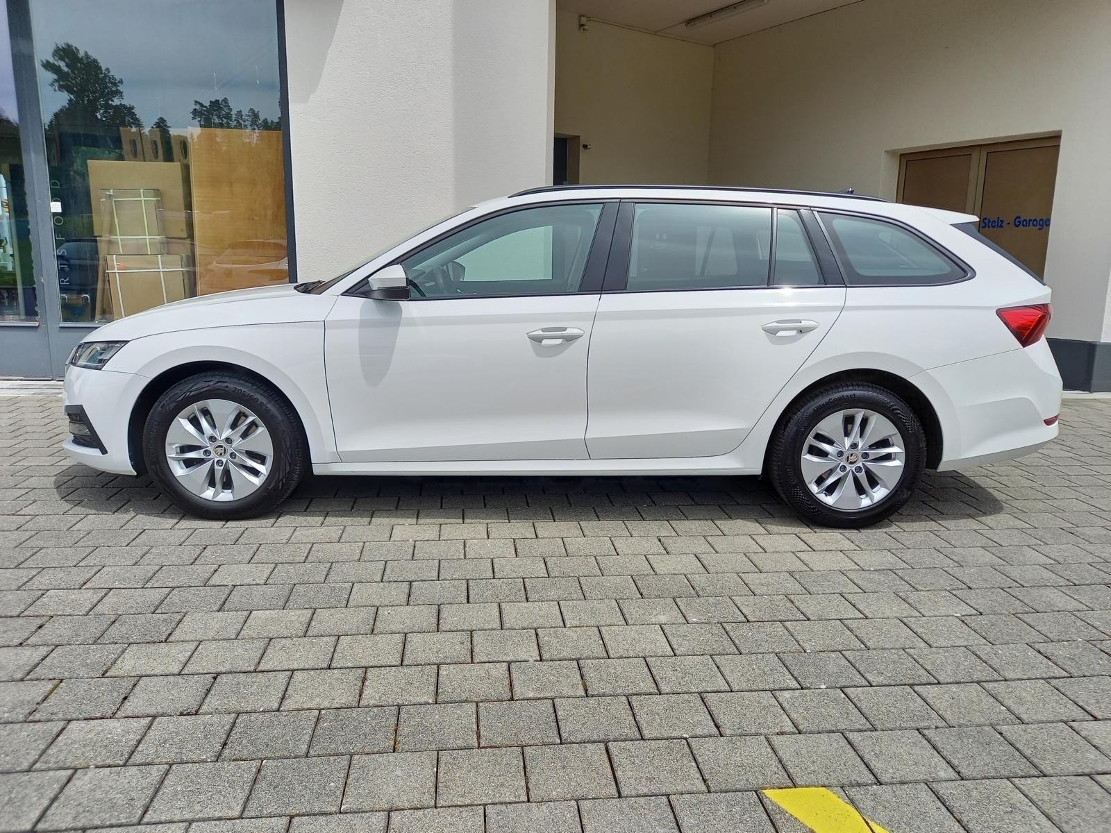 SKODA Octavia Combi 2.0 TDI DSG Ambition 4x4-showroom-element-2