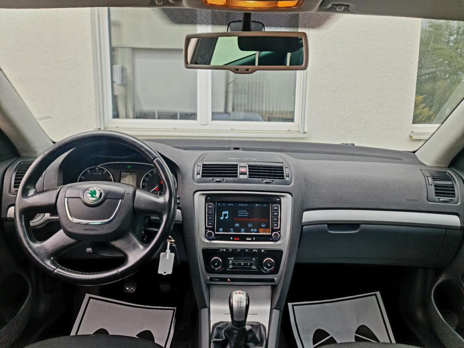 SKODA Octavia Combi 1.8 TSI 50Years 4x4-image-9