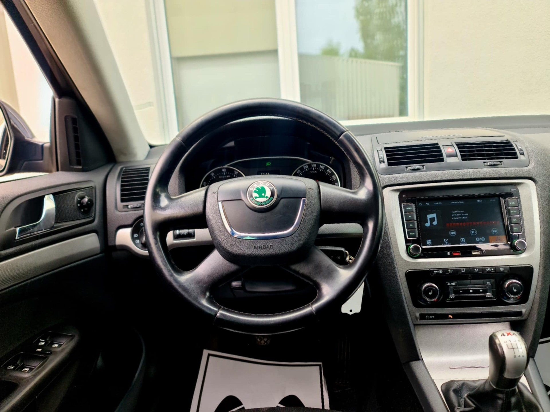 SKODA Octavia Combi 1.8 TSI 50Years 4x4-image-10