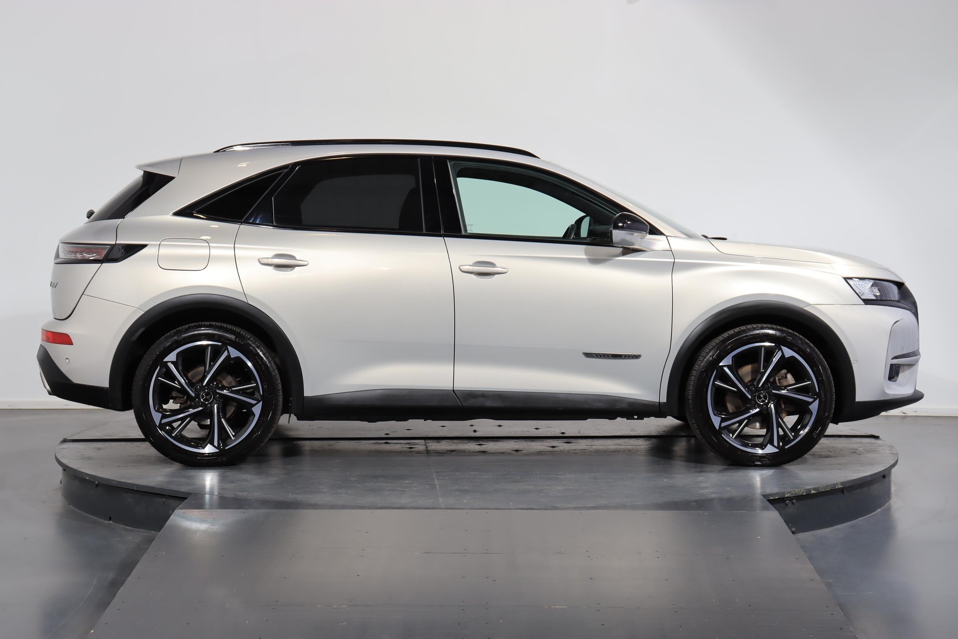 DS AUTOMOBILES 7 Crossback 1.6 E-Tense Louvre 4x4-showroom-element-1