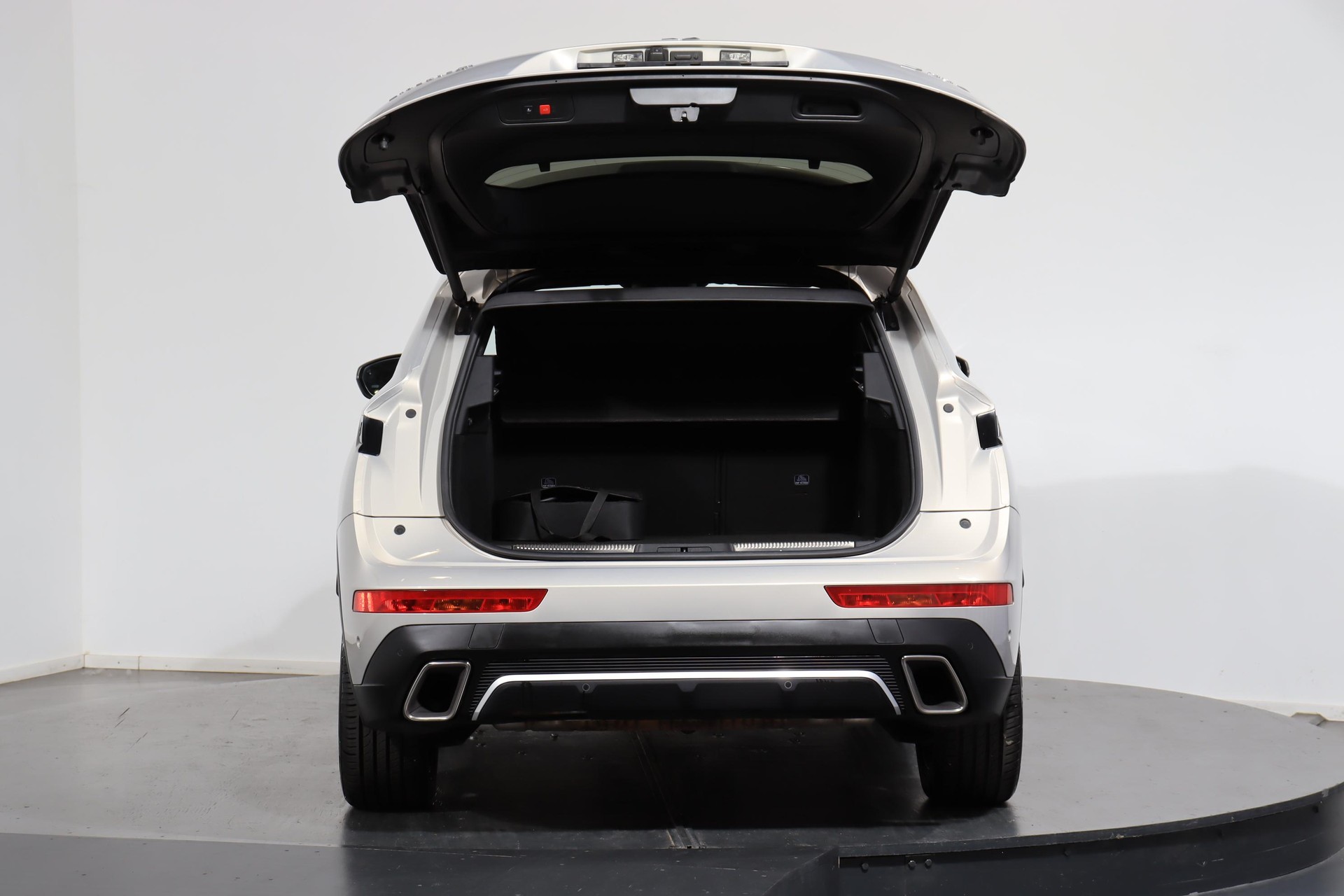 DS AUTOMOBILES 7 Crossback 1.6 E-Tense Louvre 4x4-showroom-element-3