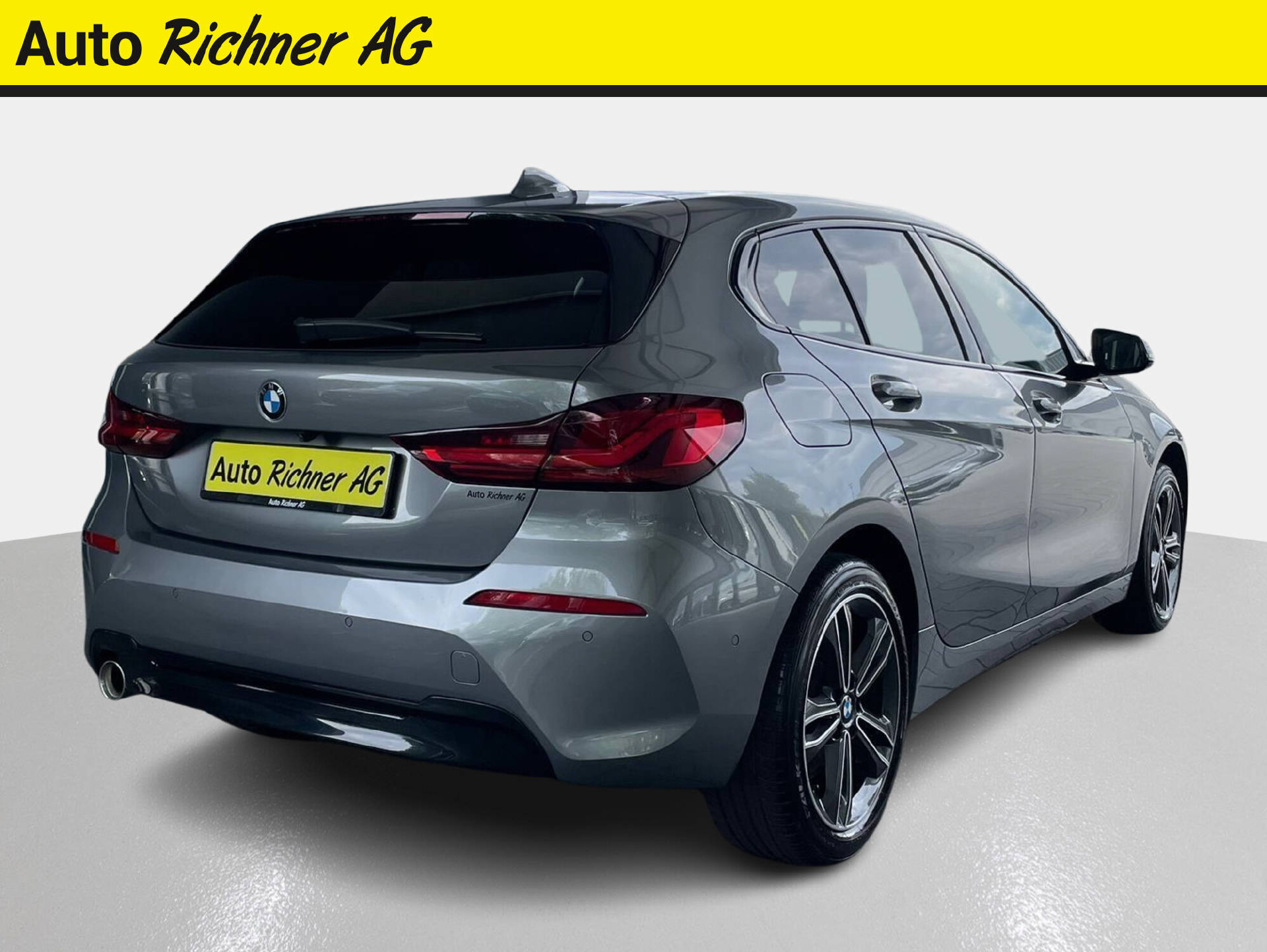 BMW 118i-showroom-element-3