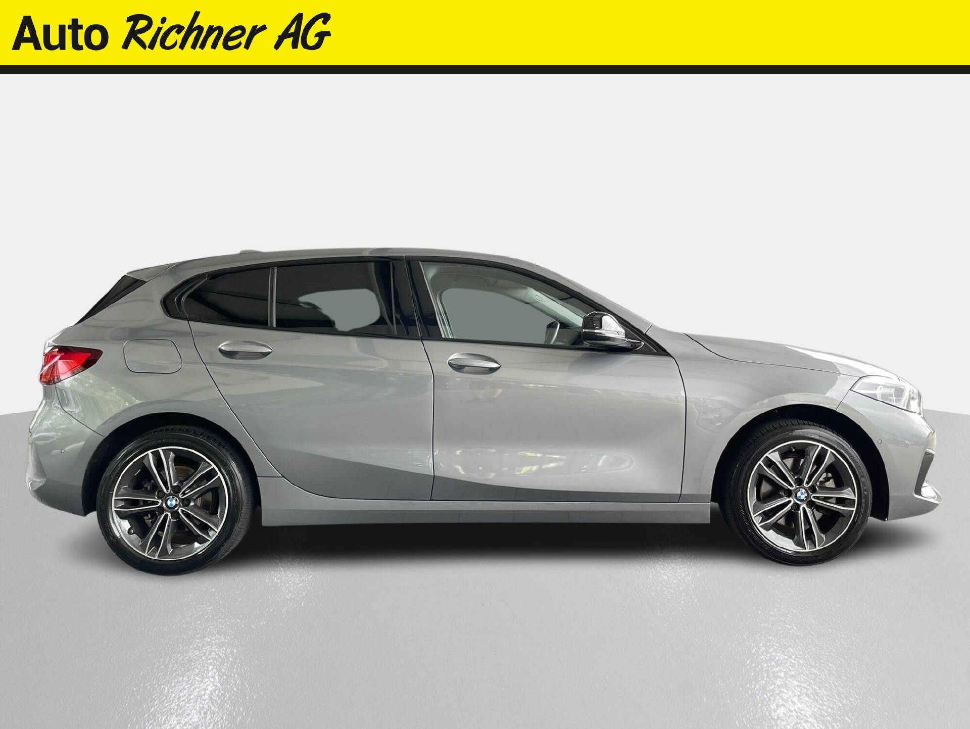 BMW 118i-showroom-element-2