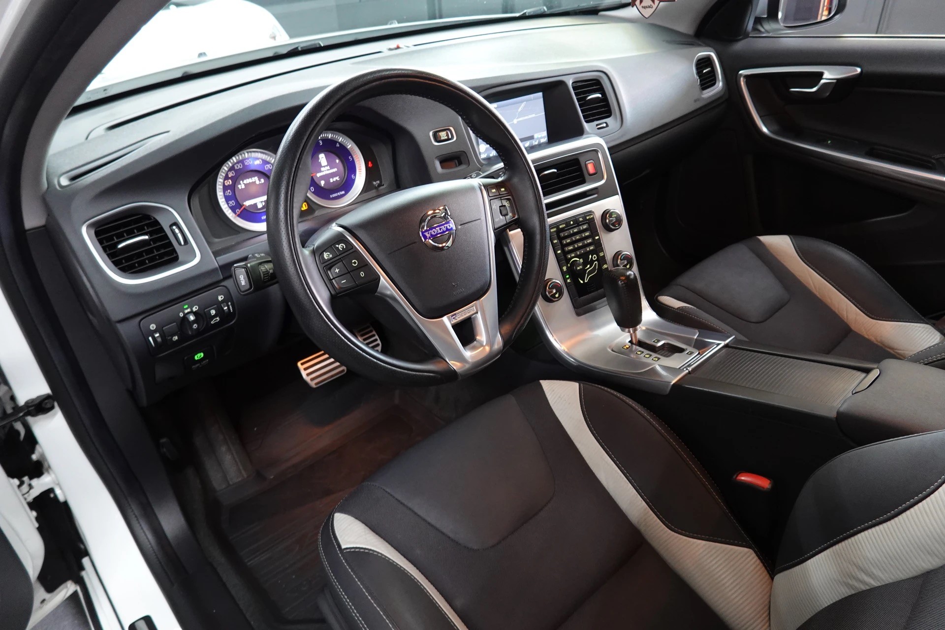 VOLVO V60 D3 R-Design Geartronic-image-11