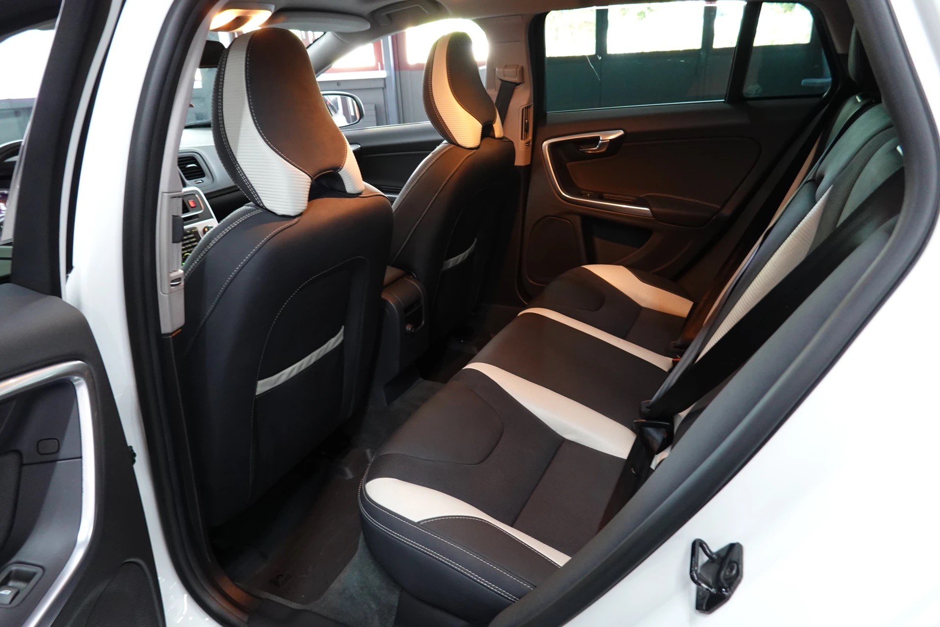 VOLVO V60 D3 R-Design Geartronic-image-14