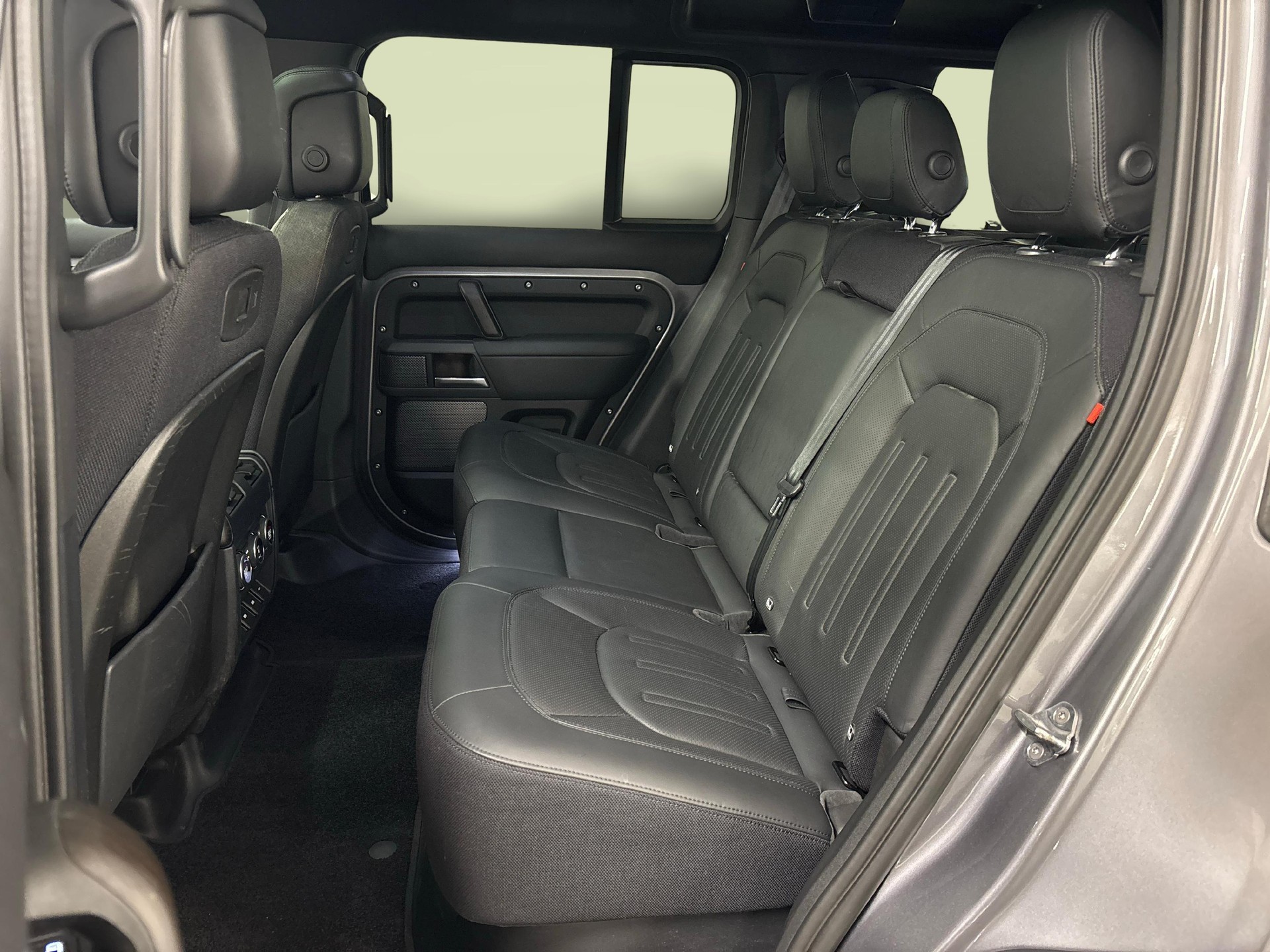 LAND ROVER Defender 110 3.0 I6 X-image-10