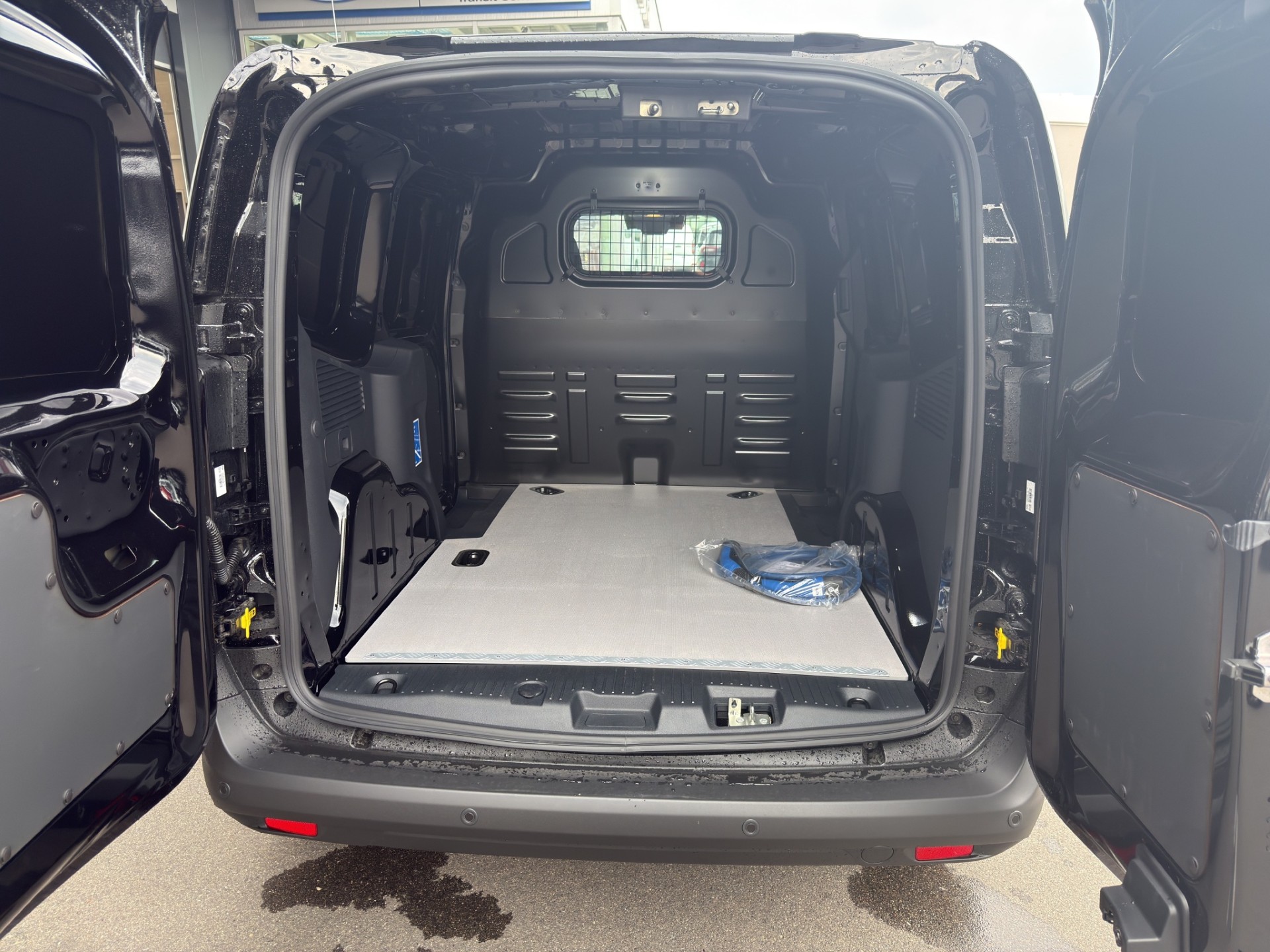 FORD E-Transit Courier Van Limited-image-12