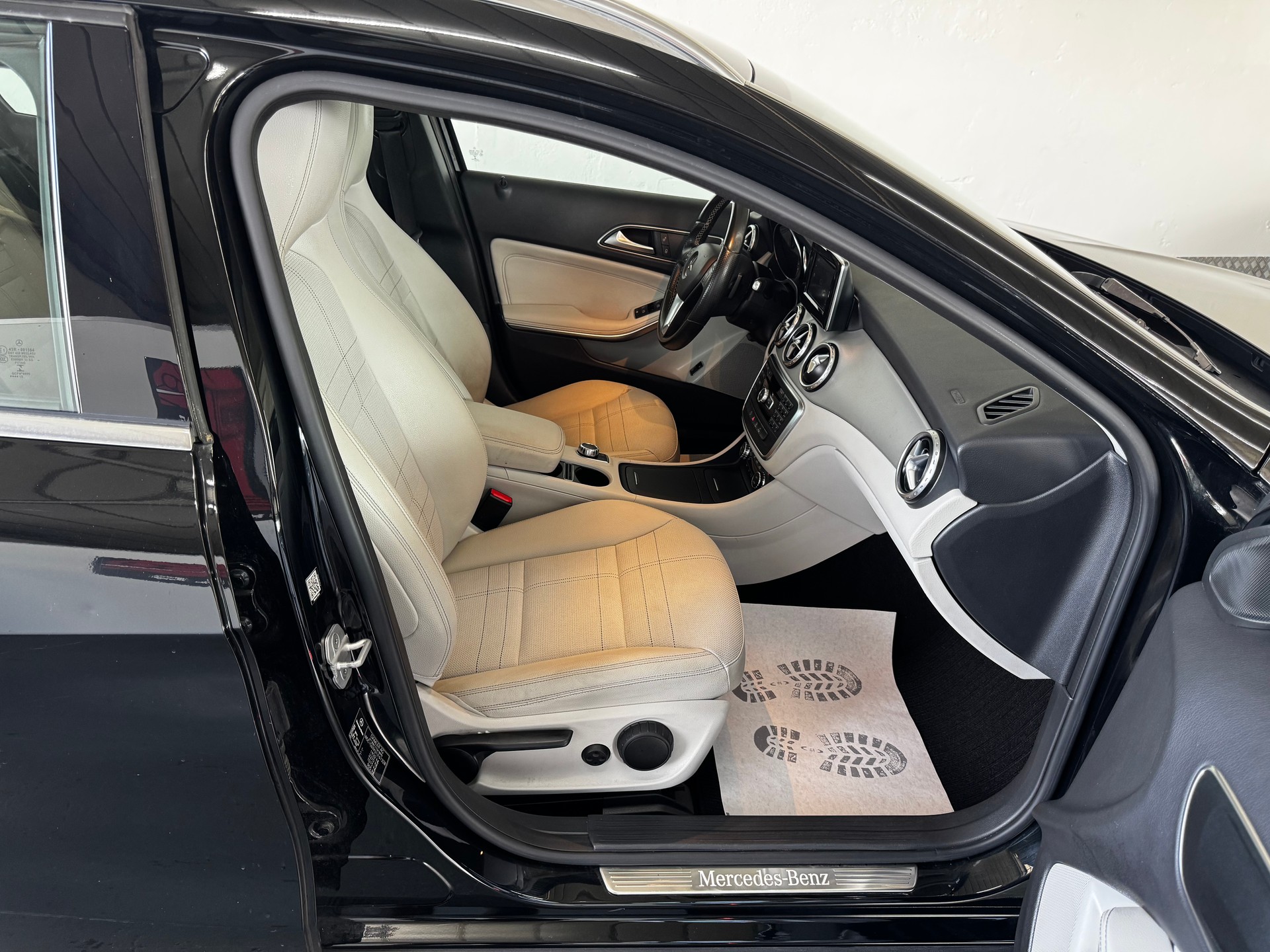 MERCEDES-BENZ GLA 200 Night Star 7G-DCT-image-18