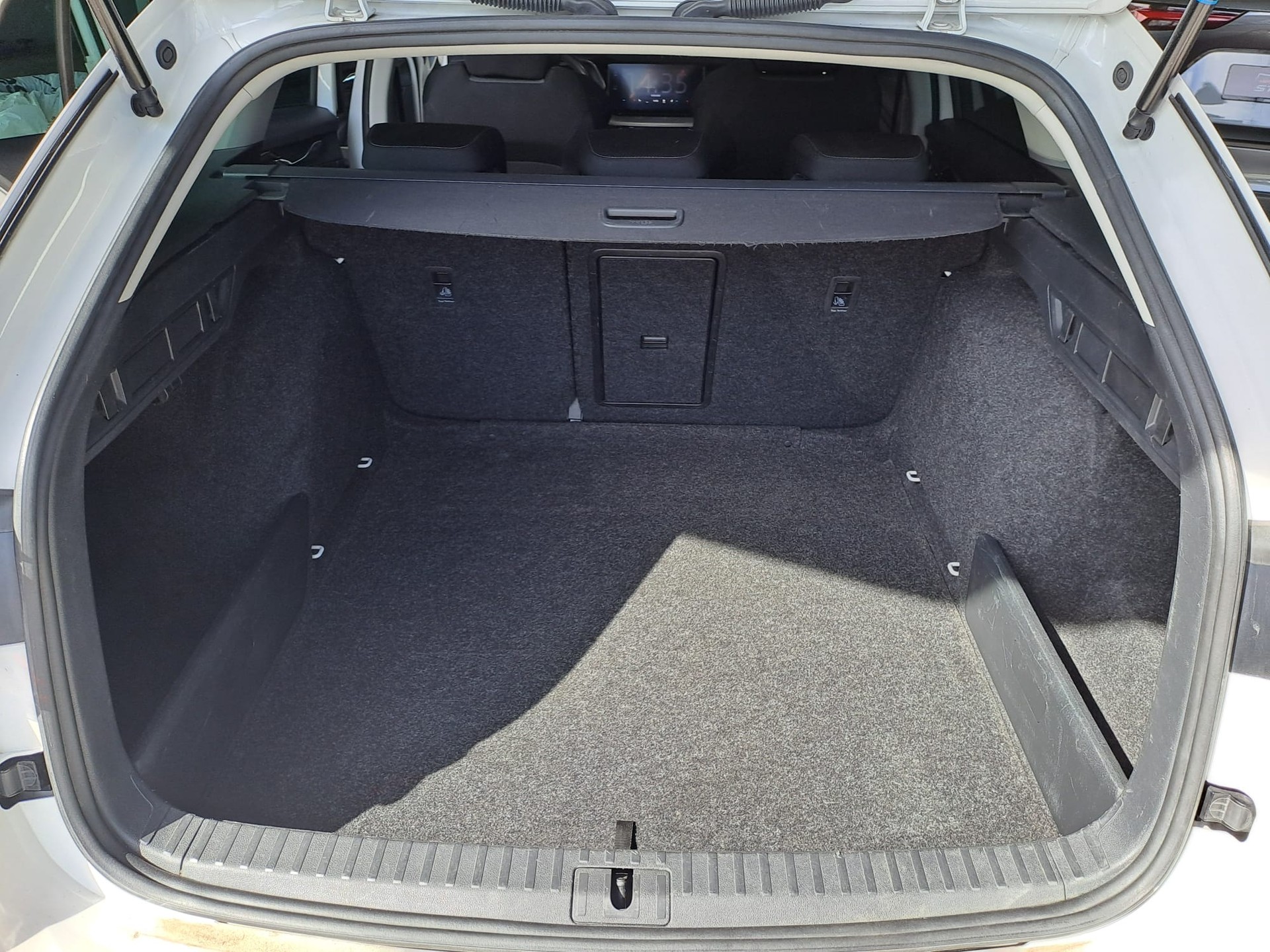 SKODA Octavia Combi 2.0 TDI DSG Ambition 4x4-image-8