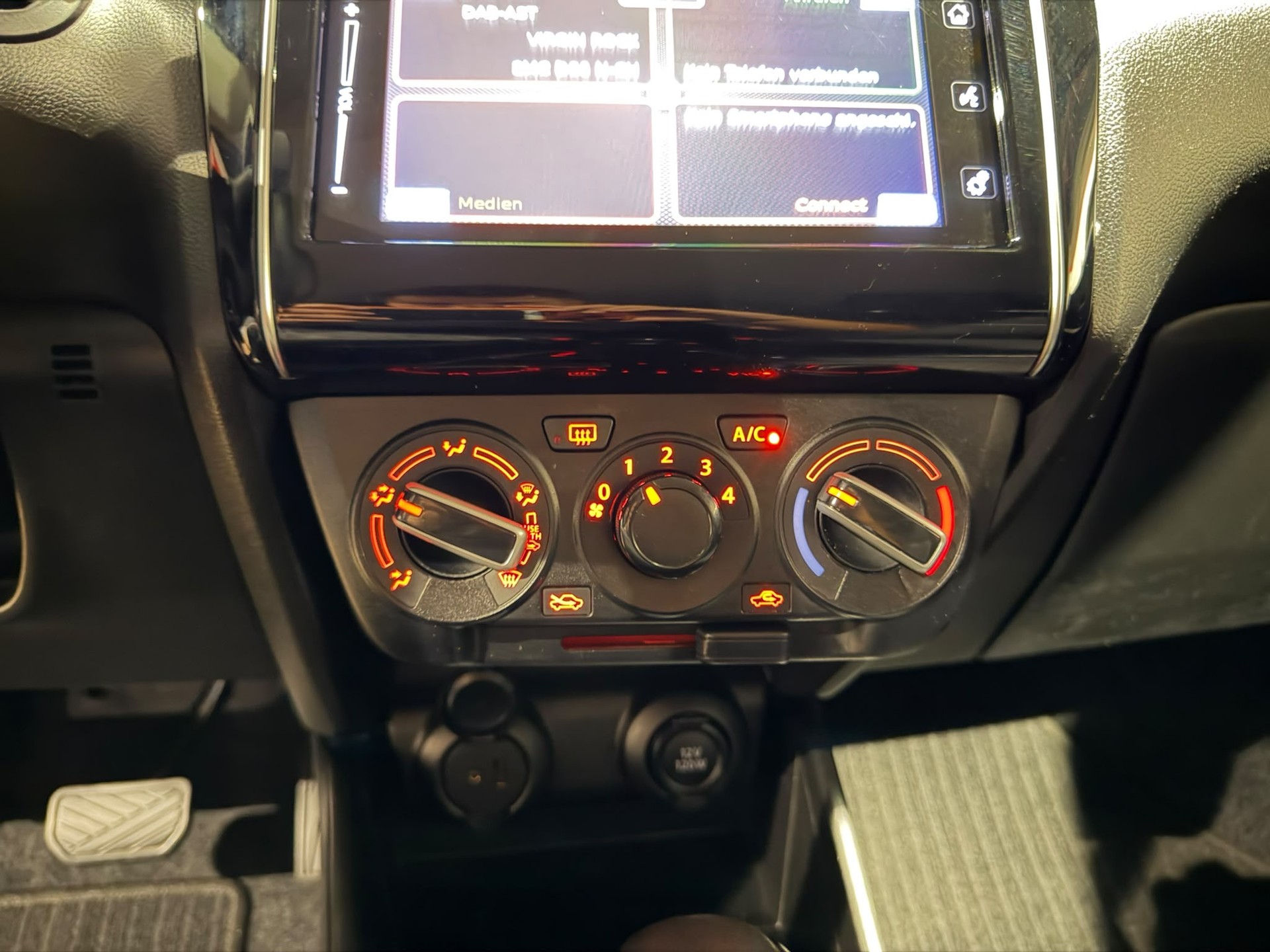 SUZUKI Swift 1.2 Compact Top Hybrid CVT-image-18