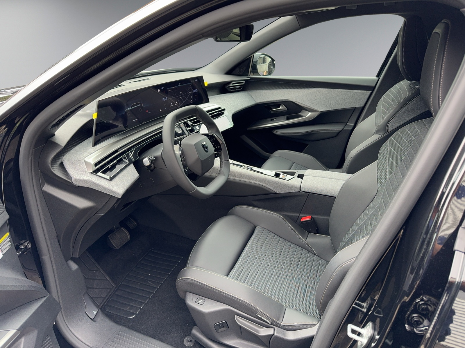 PEUGEOT 3008 e-Allure-showroom-element-3
