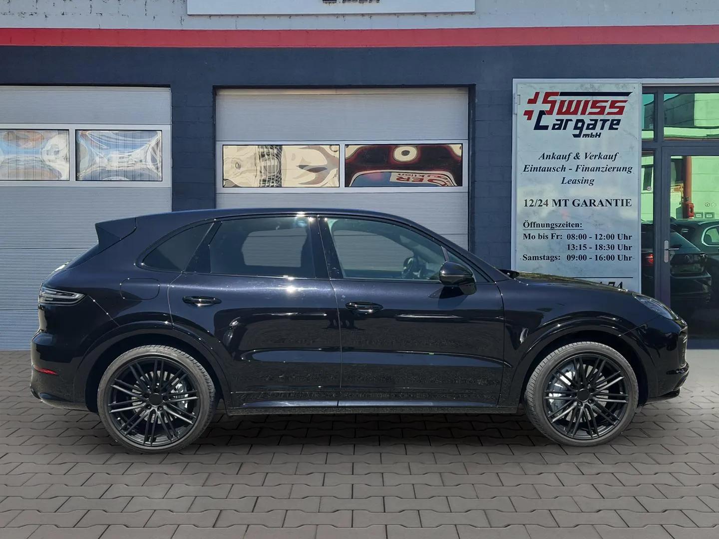 PORSCHE Cayenne Turbo 550PS mit Panoramadach + SportDesign Paket + Allradlenkung & Nachtsichtassistent-image-8