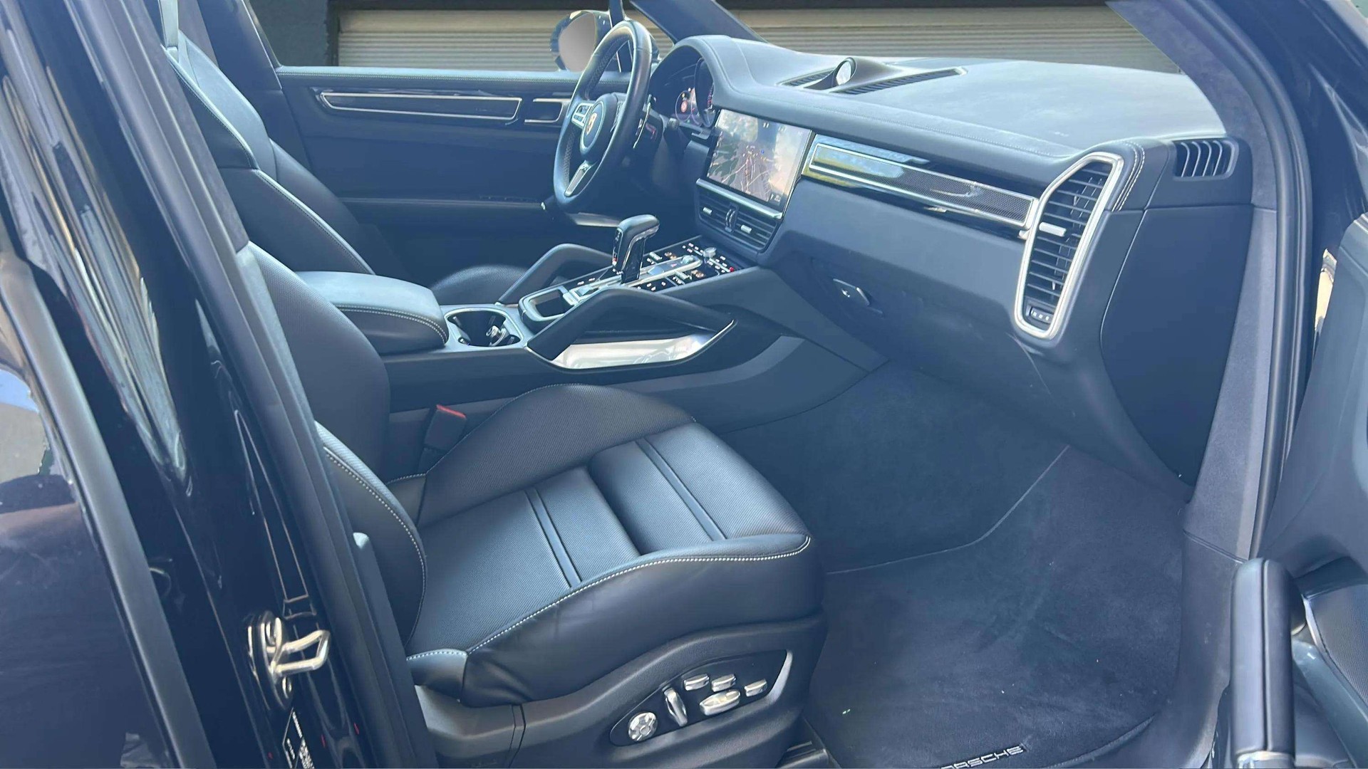 PORSCHE Cayenne Turbo 550PS mit Panoramadach + SportDesign Paket + Allradlenkung & Nachtsichtassistent-image-11
