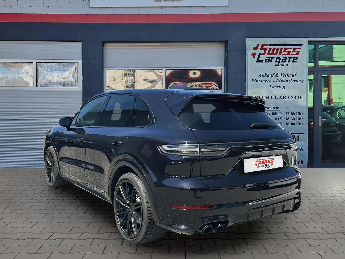 PORSCHE Cayenne Turbo 550PS mit Panoramadach + SportDesign Paket + Allradlenkung & Nachtsichtassistent-image-5