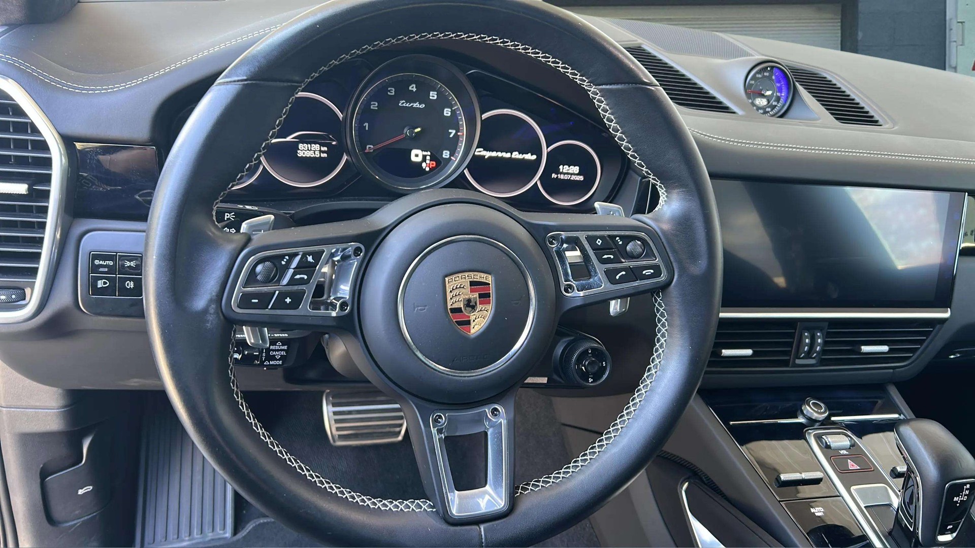 PORSCHE Cayenne Turbo 550PS mit Panoramadach + SportDesign Paket + Allradlenkung & Nachtsichtassistent-image-17