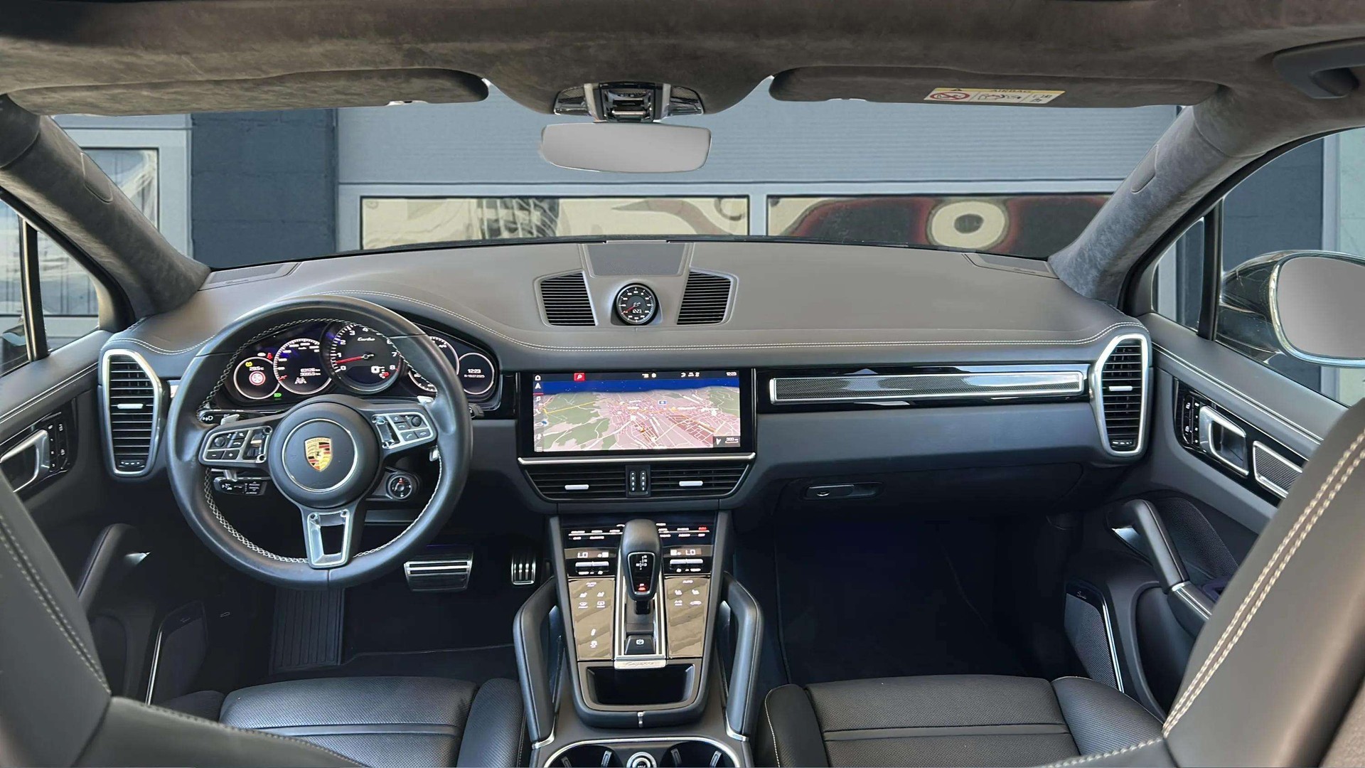 PORSCHE Cayenne Turbo 550PS mit Panoramadach + SportDesign Paket + Allradlenkung & Nachtsichtassistent-image-9