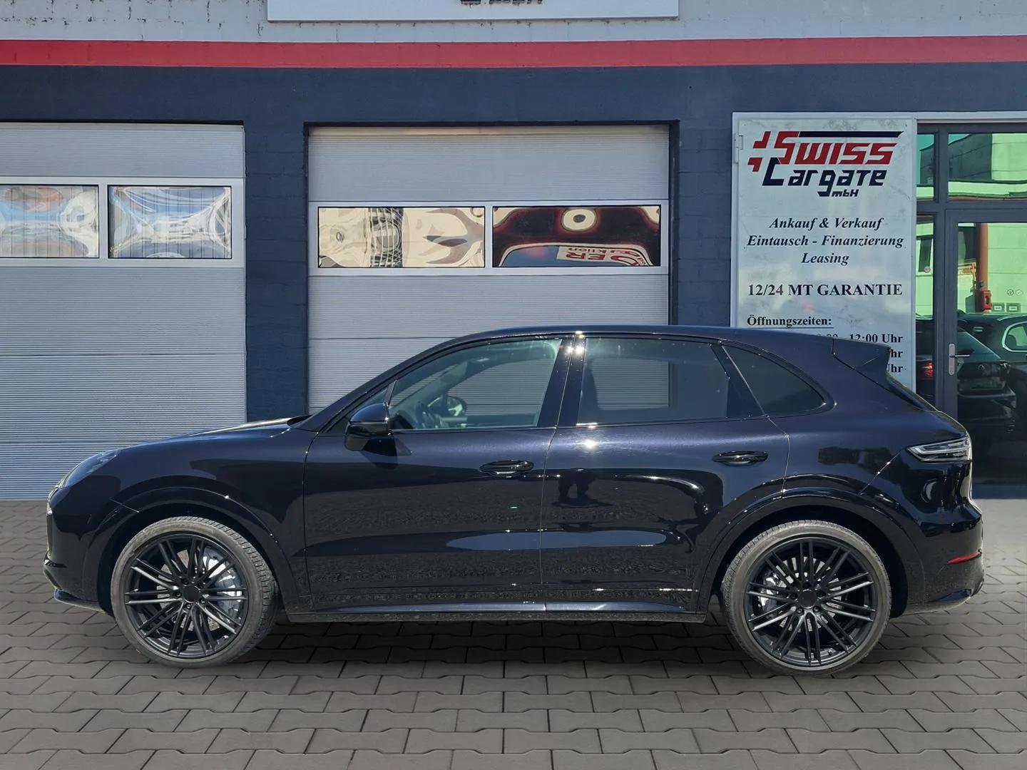 PORSCHE Cayenne Turbo 550PS mit Panoramadach + SportDesign Paket + Allradlenkung & Nachtsichtassistent-image-4
