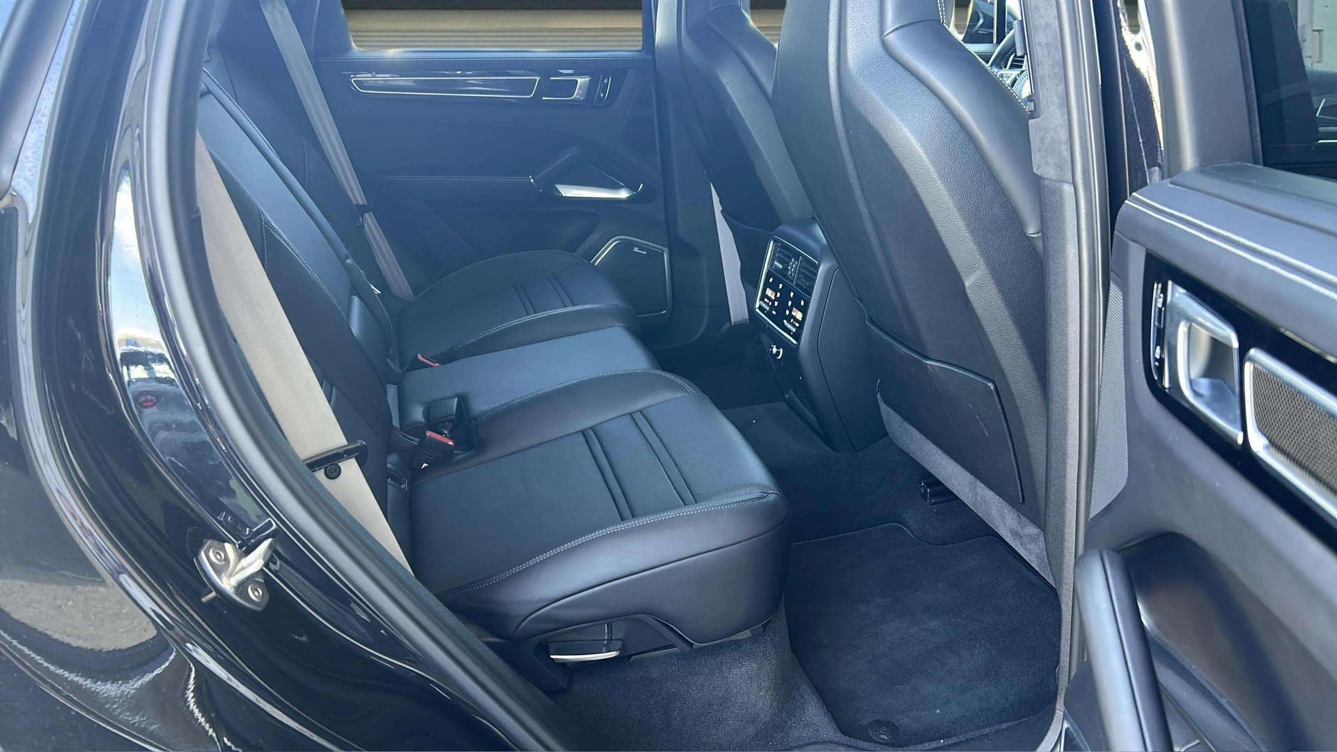 PORSCHE Cayenne Turbo 550PS mit Panoramadach + SportDesign Paket + Allradlenkung & Nachtsichtassistent-image-12