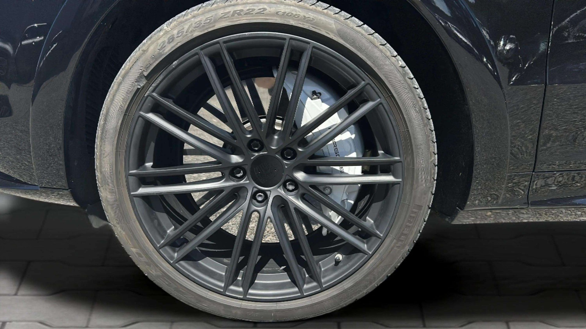 PORSCHE Cayenne Turbo 550PS mit Panoramadach + SportDesign Paket + Allradlenkung & Nachtsichtassistent-image-25