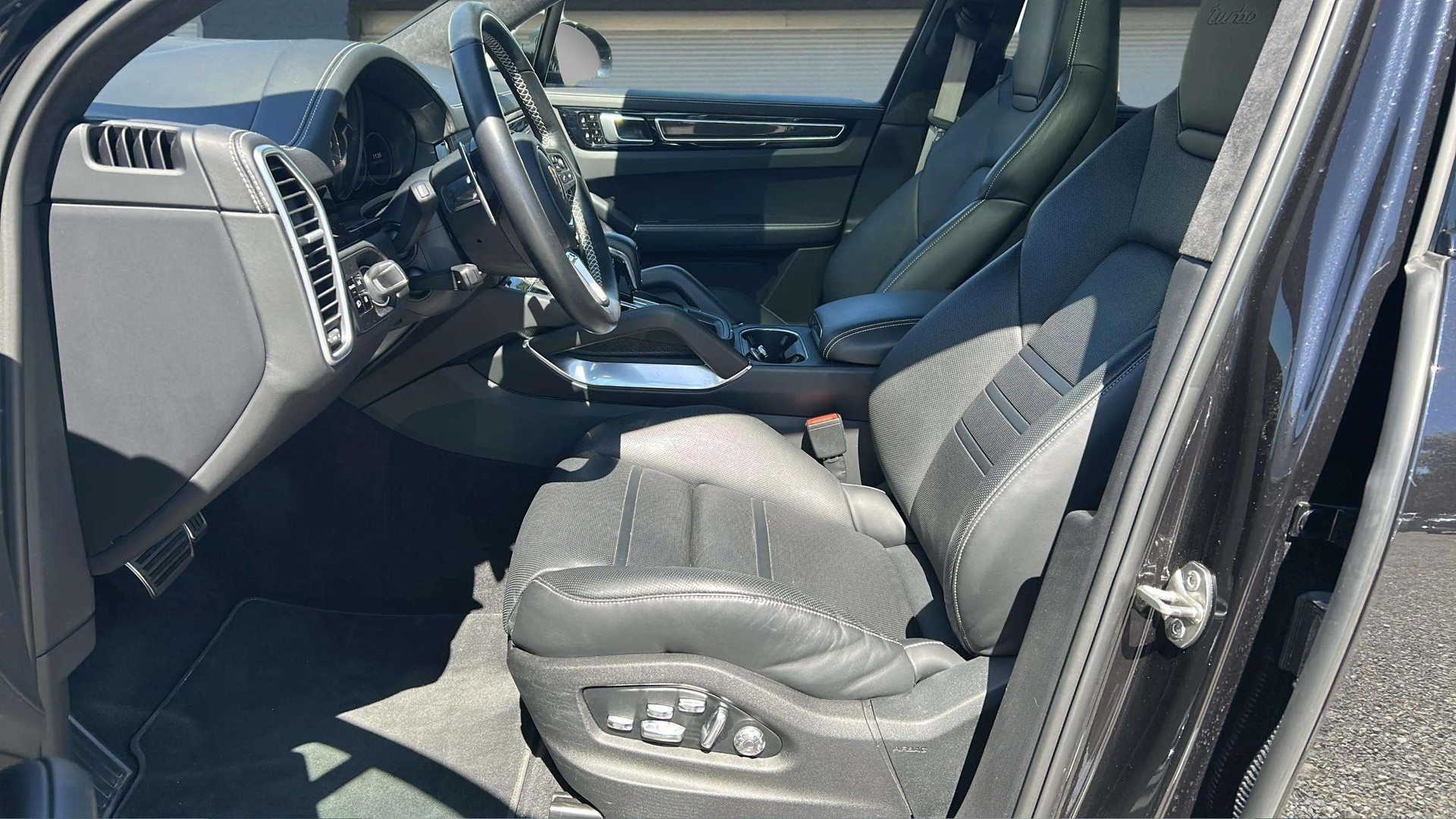 PORSCHE Cayenne Turbo 550PS mit Panoramadach + SportDesign Paket + Allradlenkung & Nachtsichtassistent-image-10