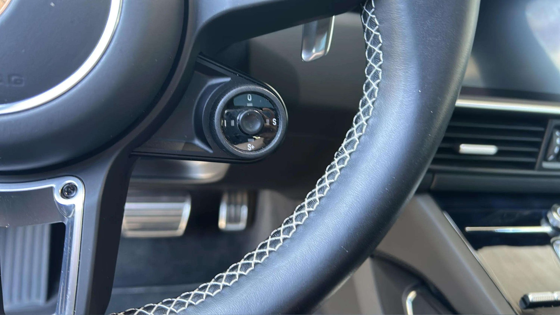 PORSCHE Cayenne Turbo 550PS mit Panoramadach + SportDesign Paket + Allradlenkung & Nachtsichtassistent-image-24