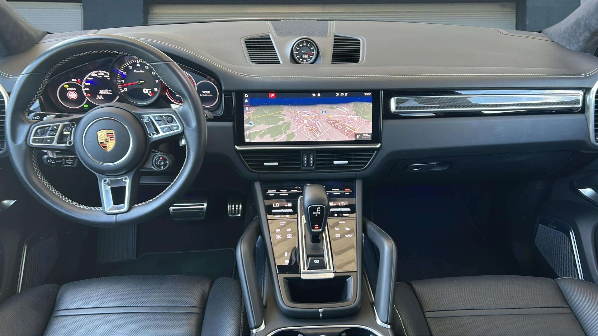 PORSCHE Cayenne Turbo 550PS mit Panoramadach + SportDesign Paket + Allradlenkung & Nachtsichtassistent-image-16