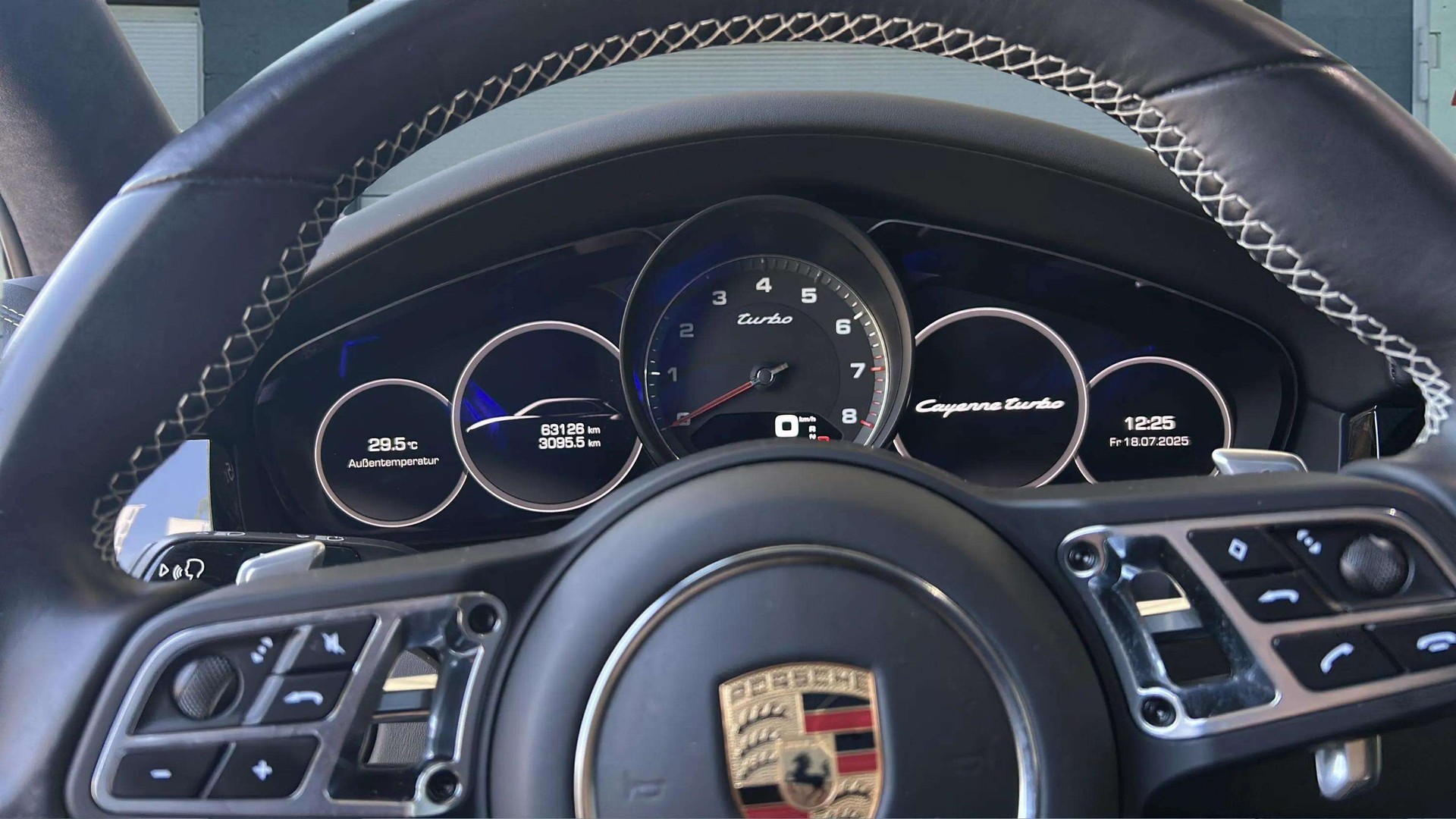 PORSCHE Cayenne Turbo 550PS mit Panoramadach + SportDesign Paket + Allradlenkung & Nachtsichtassistent-image-23