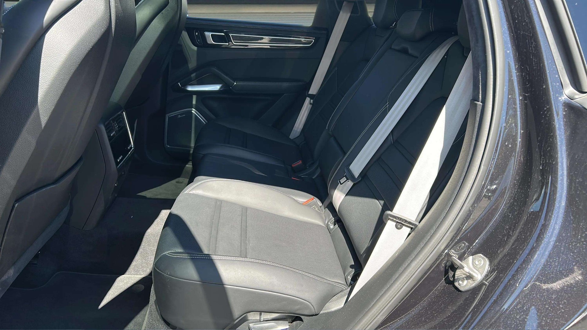 PORSCHE Cayenne Turbo 550PS mit Panoramadach + SportDesign Paket + Allradlenkung & Nachtsichtassistent-image-13