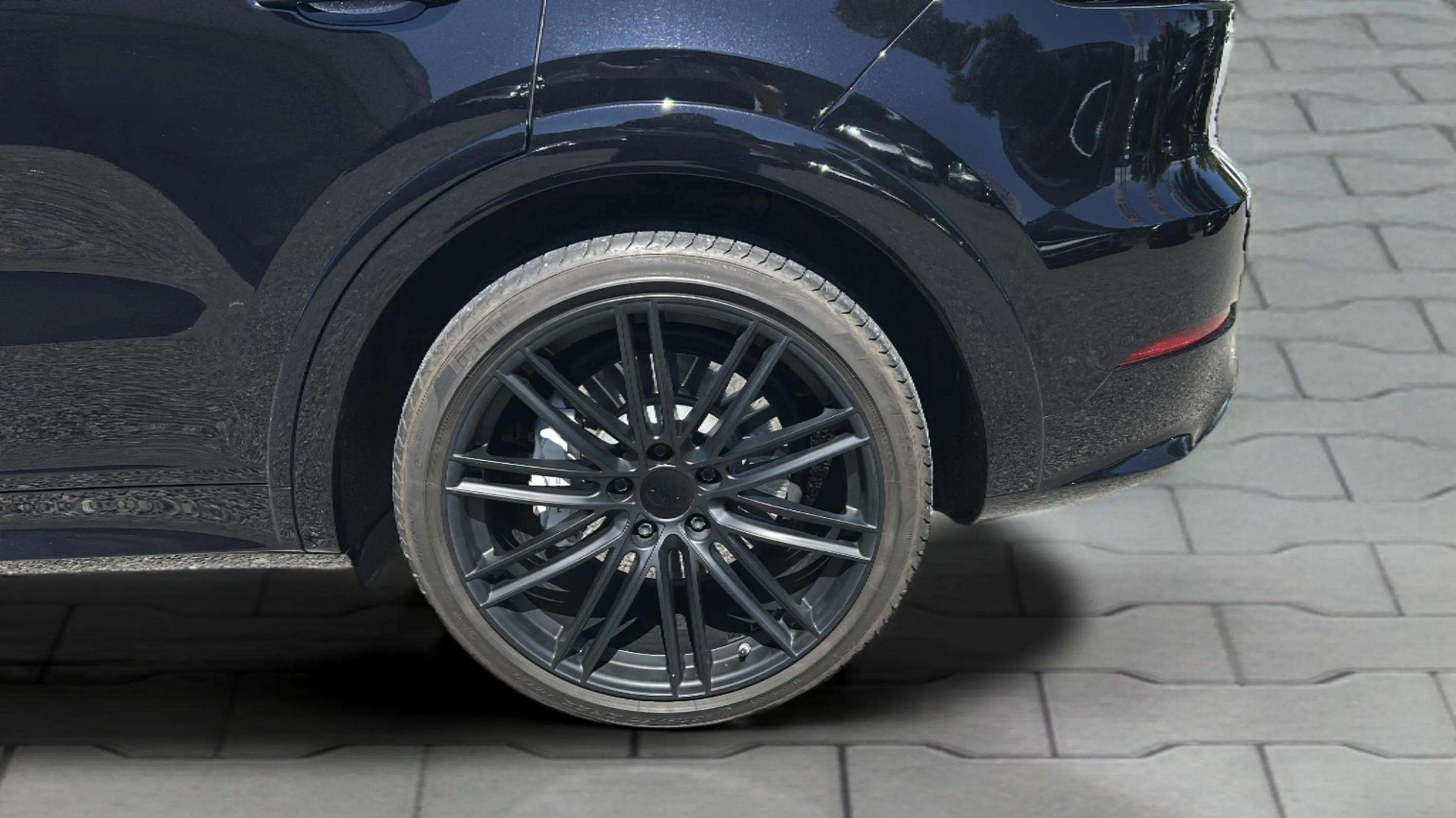 PORSCHE Cayenne Turbo 550PS mit Panoramadach + SportDesign Paket + Allradlenkung & Nachtsichtassistent-image-26