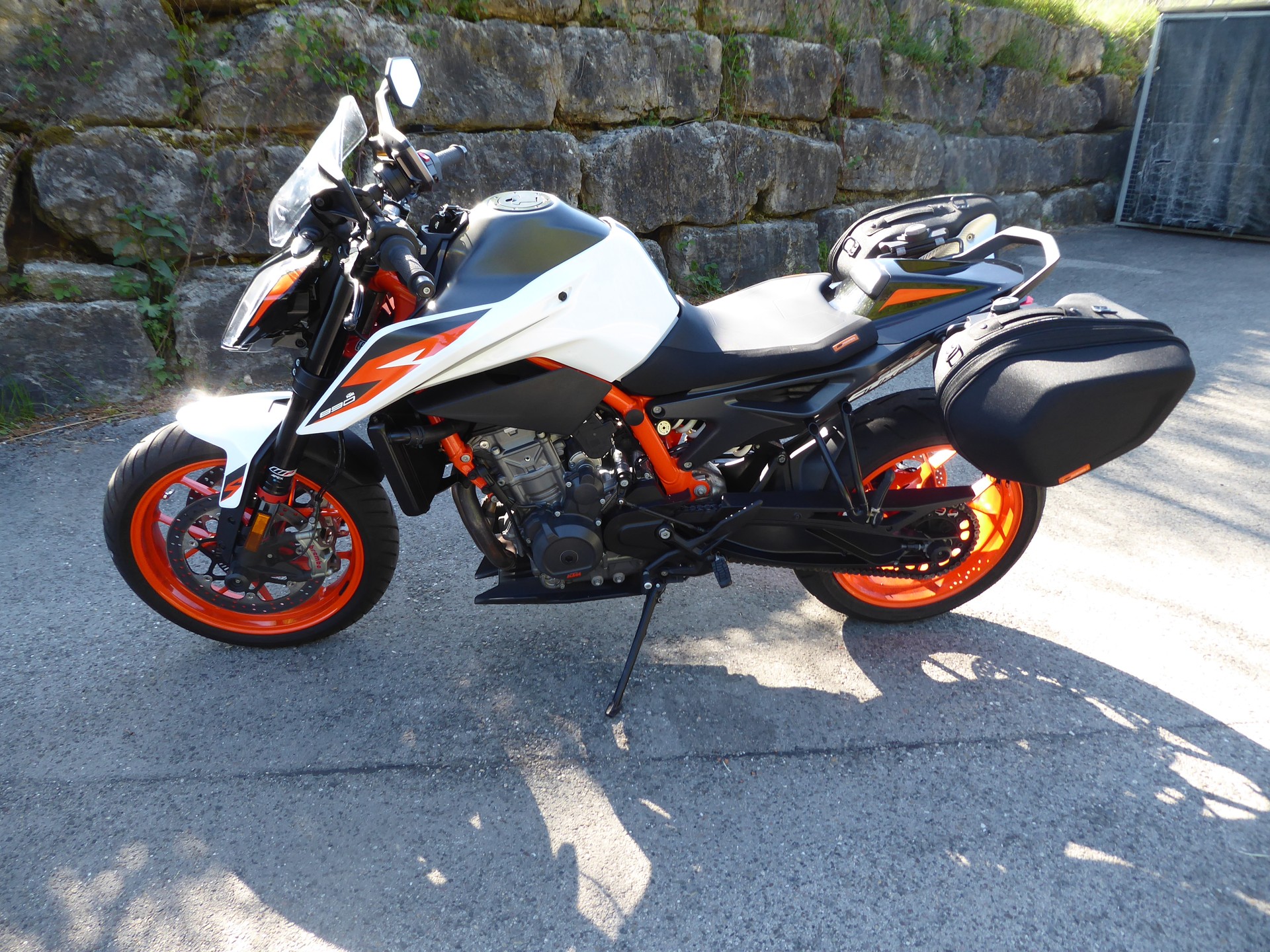 KTM 890 Duke R-image-2